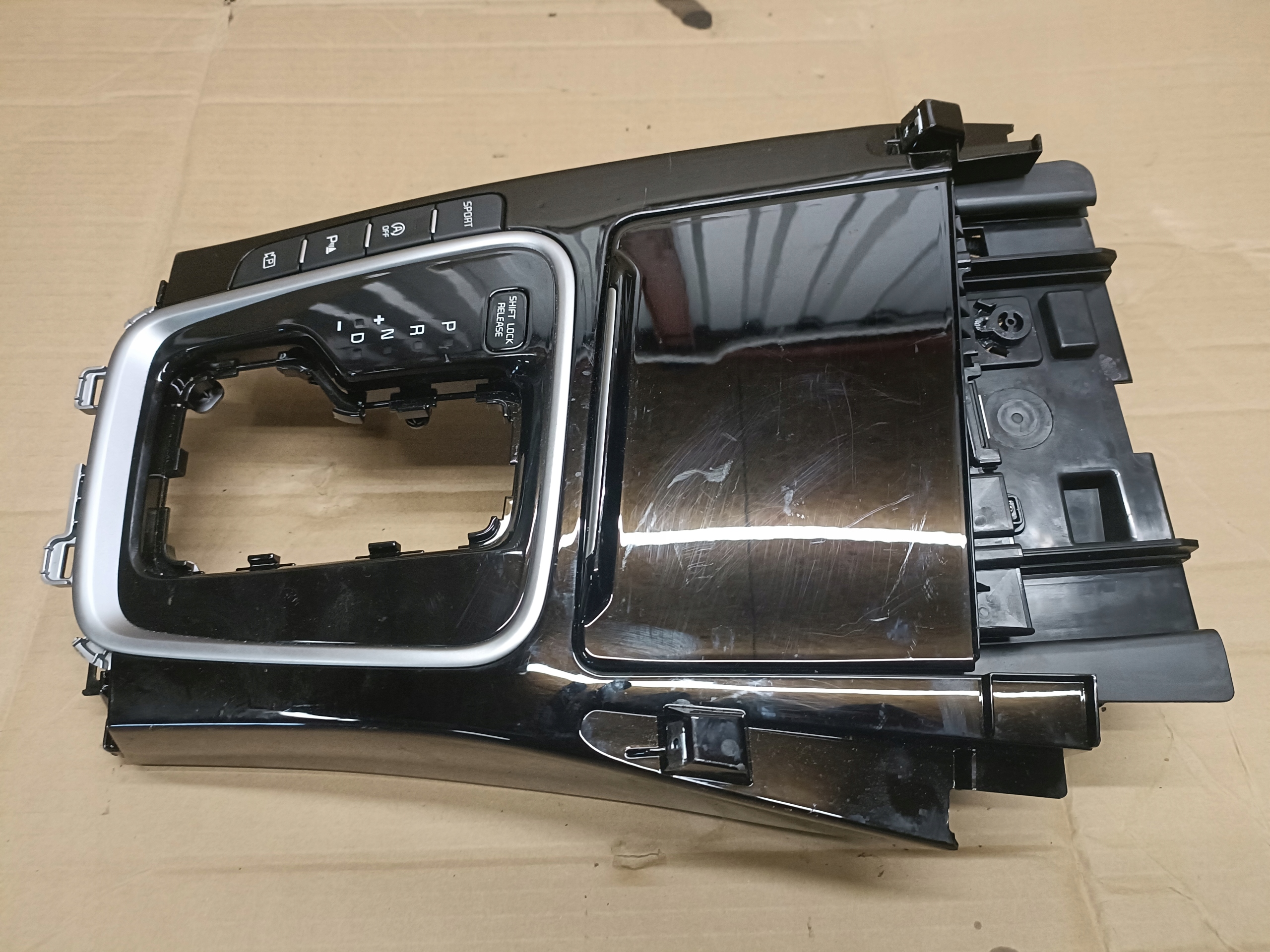 KIA PROCEED III LIFT GT 1.5 T-GDI 2023 Mittelkonsole 84675-J7BA0 LHD OE Original