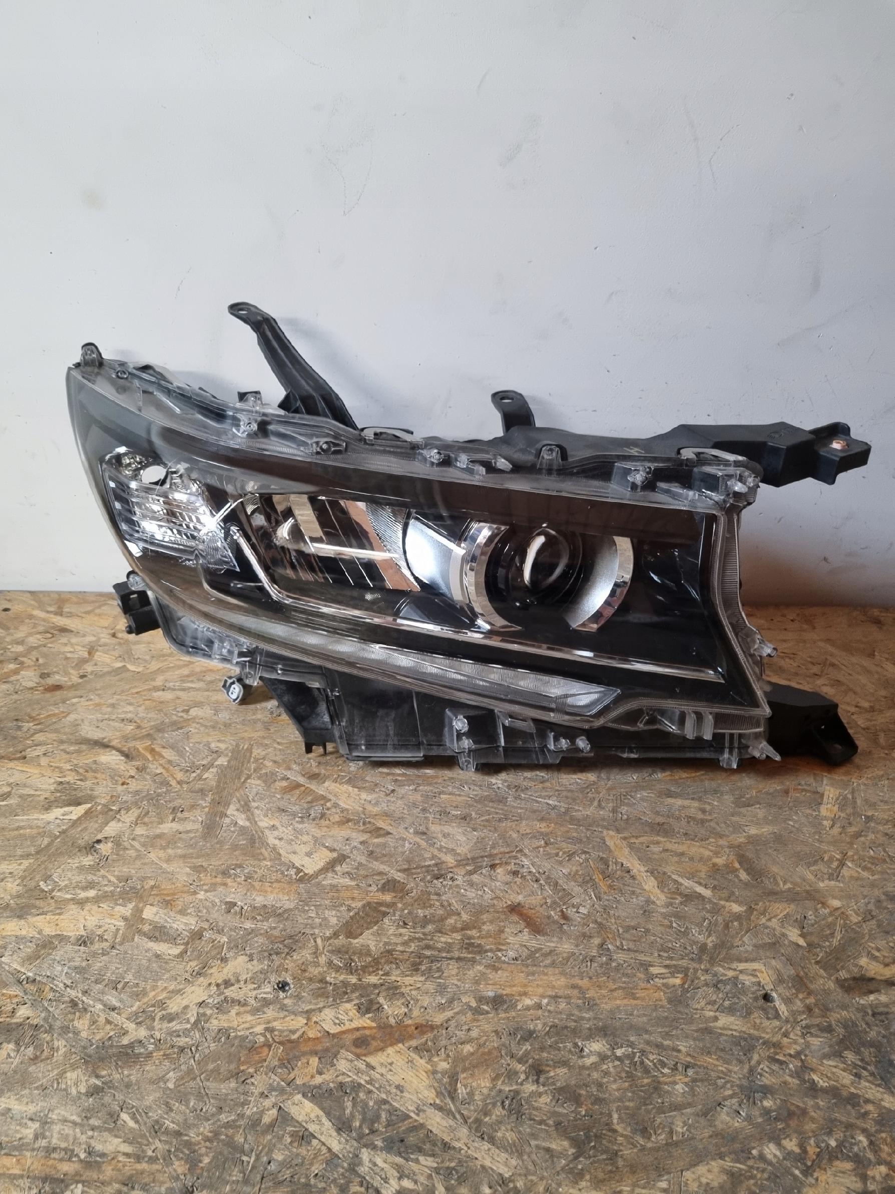 TOYOTA LAND CRUISER 150 PHARE AVANT DROIT FULL LED OE Pièce d'origine d'occasion