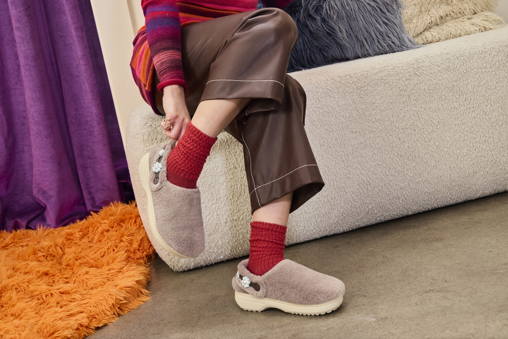 Crocs Damskie Ciepłe Kapcie Domowe Classic Unfurgettable 211116 Clog 38-39