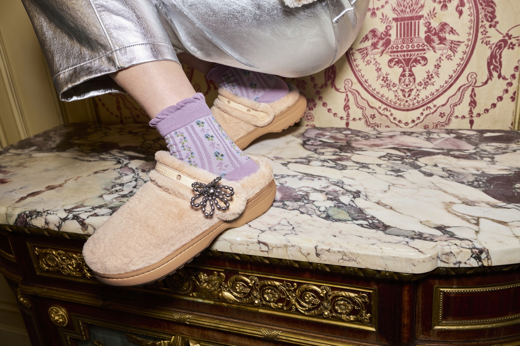 Crocs Damskie Ciepłe Kapcie Domowe Classic Unfurgettable 211116 Clog 36-37