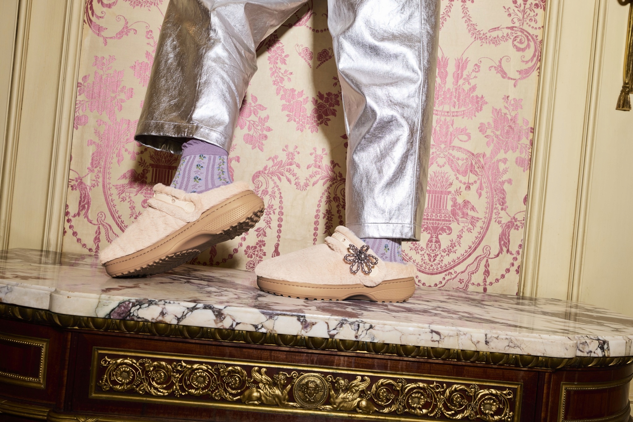 Crocs Damskie Ciepłe Kapcie Domowe Classic Unfurgettable 211116 Clog 38-39