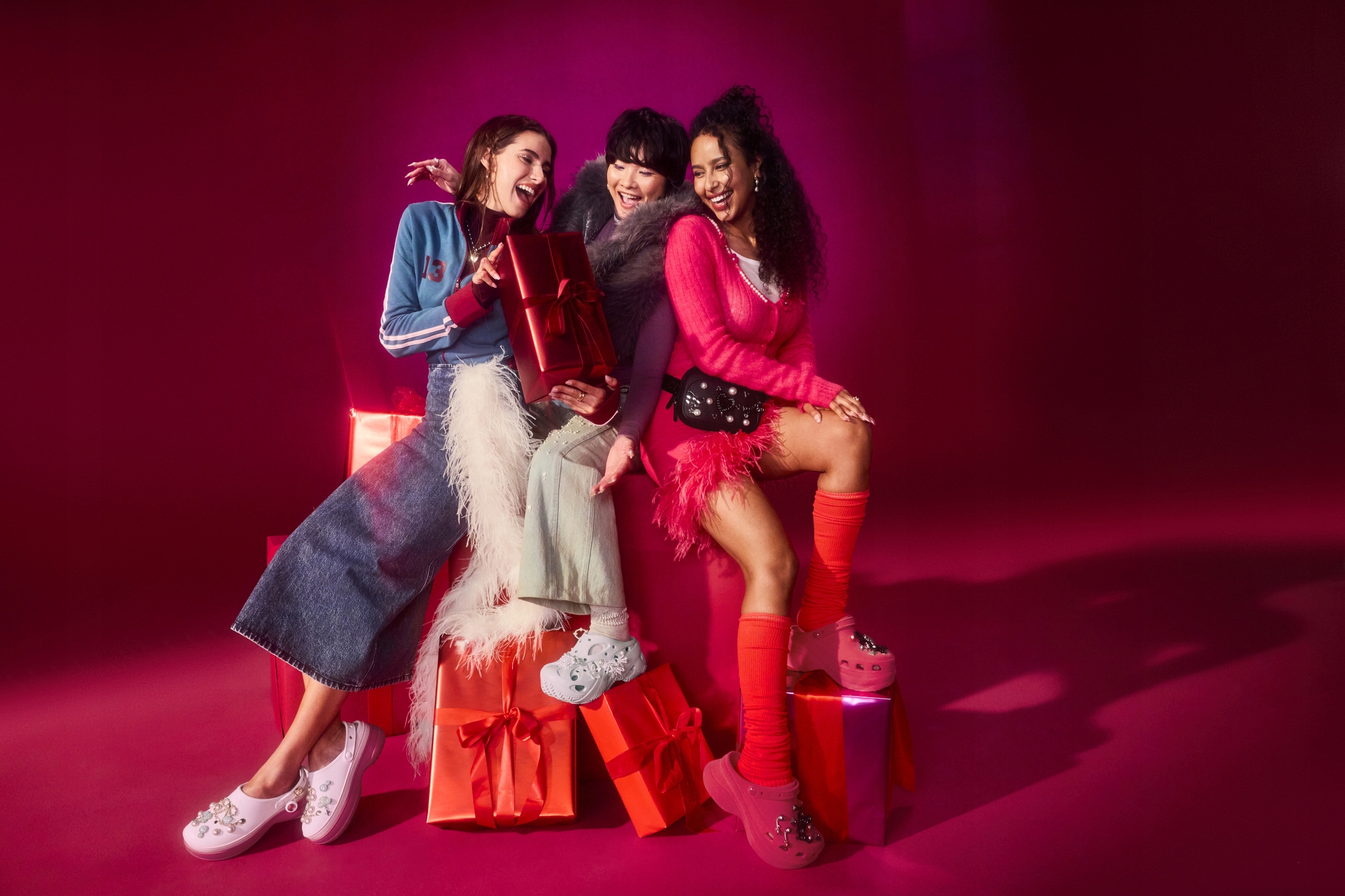 Crocs Damskie Wygodne Lekkie Buty Chodaki Klapki Caged 211141 Clog 37-38