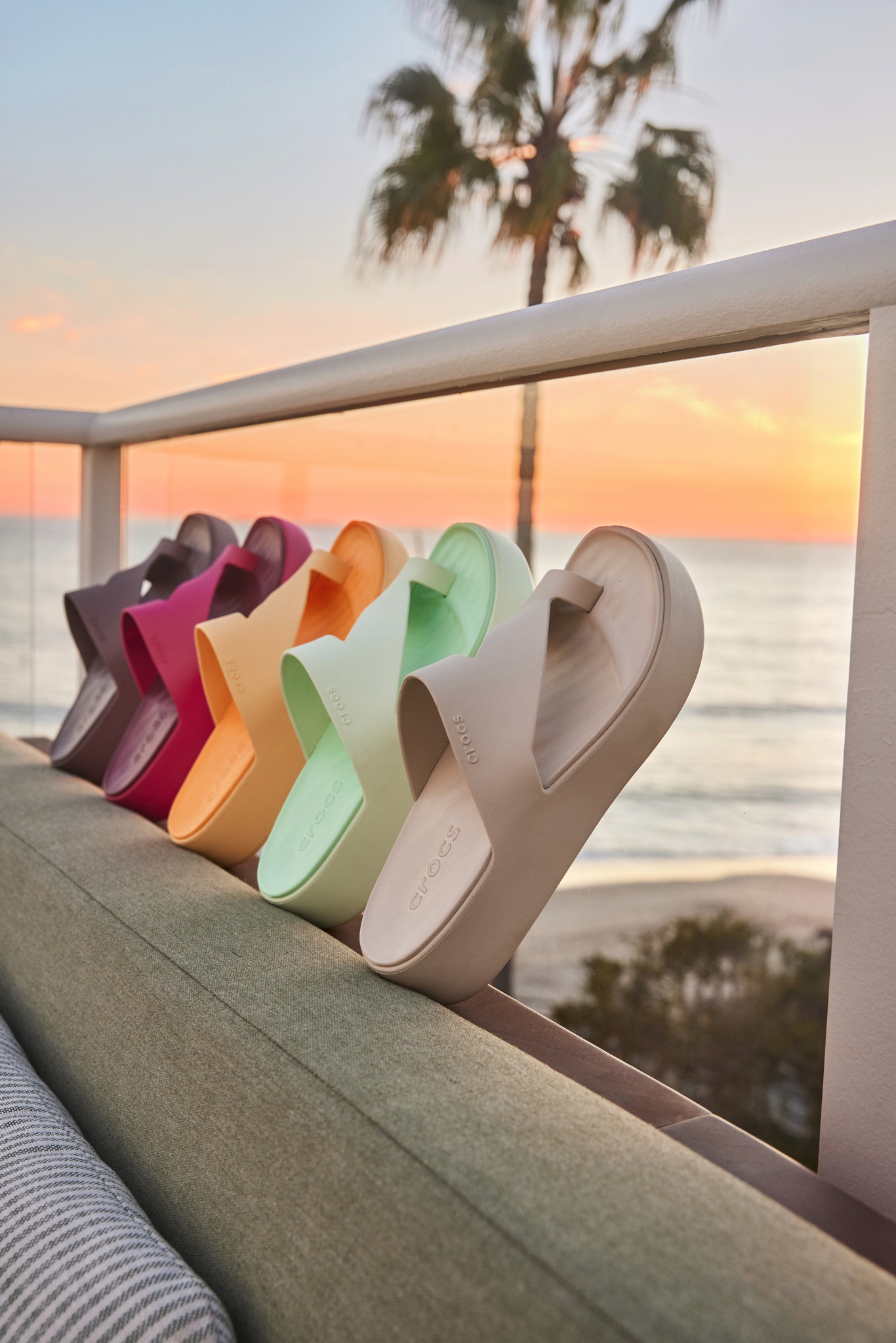 Crocs Wygodne Lekkie Damskie Buty Klapki Getaway Platform Toe Loop 39-40