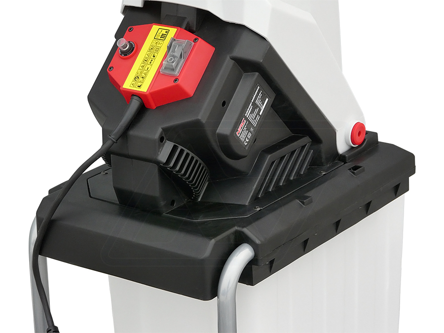 ROZDRABNIACZ DO GAŁĘZI NAC SHE 250B-BOX-G 2500 W NOŻOWY + POJEMNIK