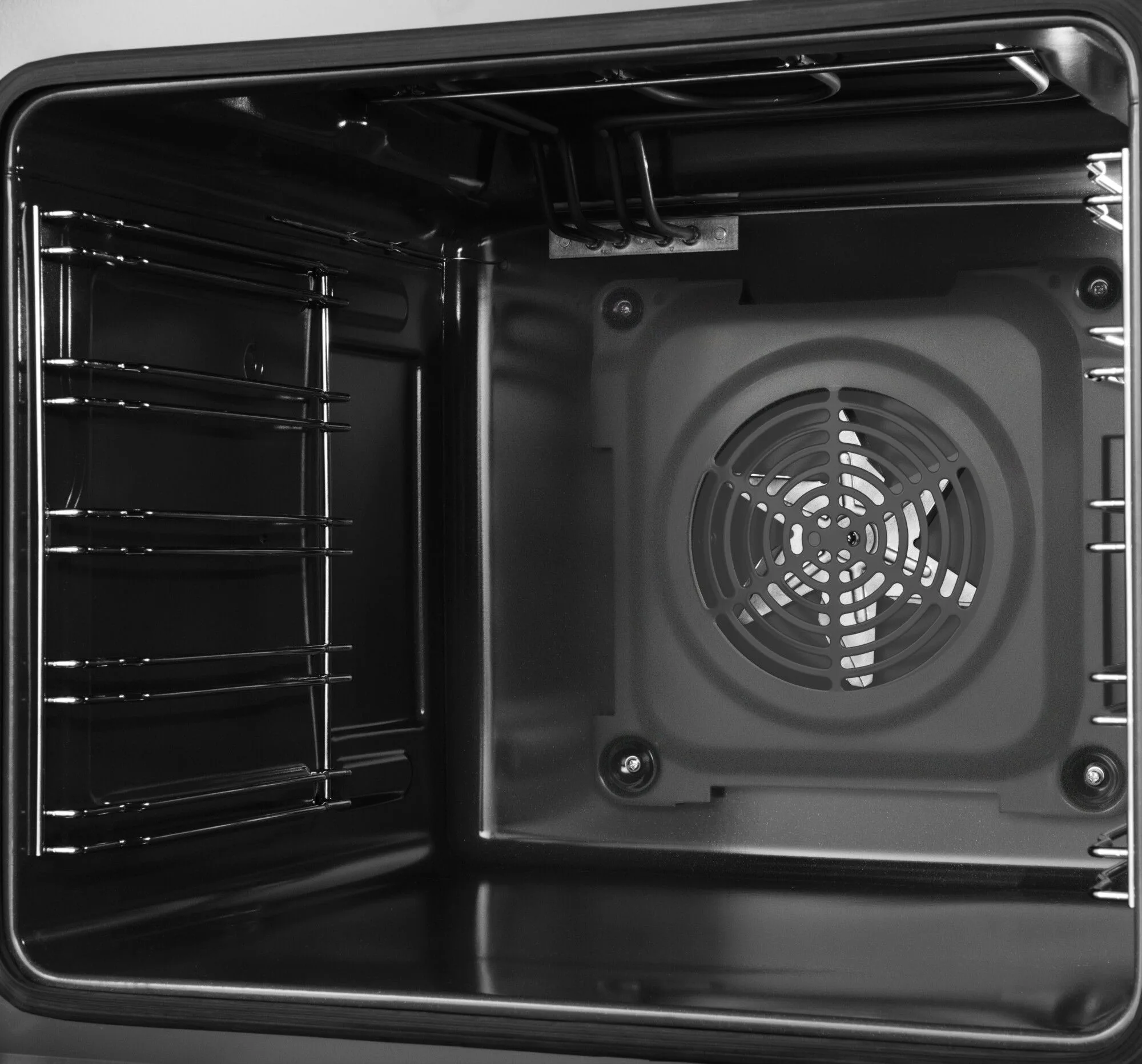 Wnętrze piekarnika o pojemności 77 l