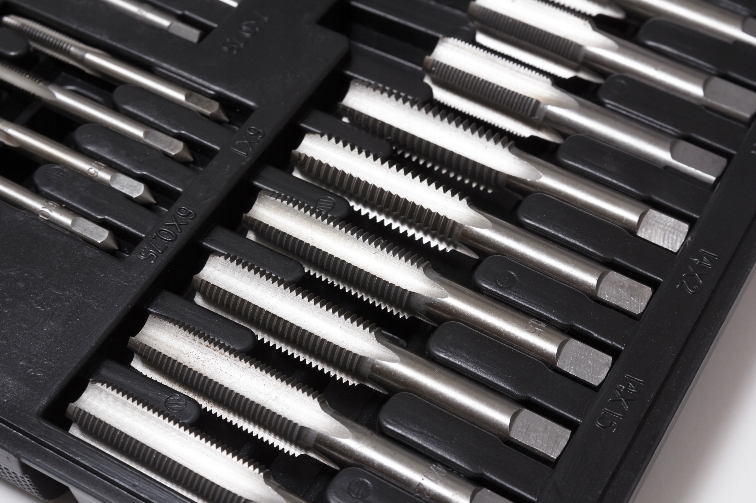 Řezné matice a závitníky ve kufříku