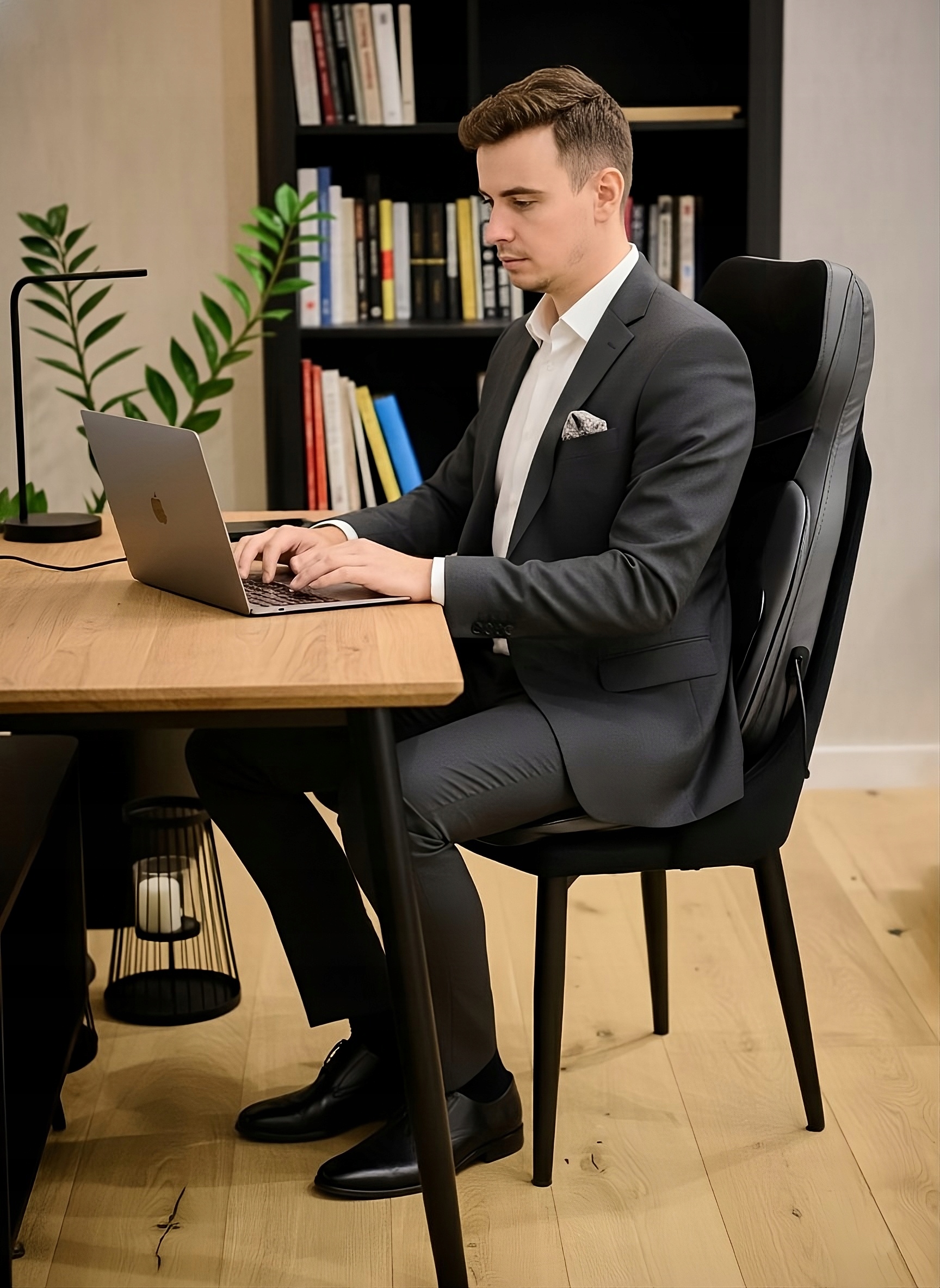 Osoba korzystająca z maty masującej HeatMat Pro na sofie