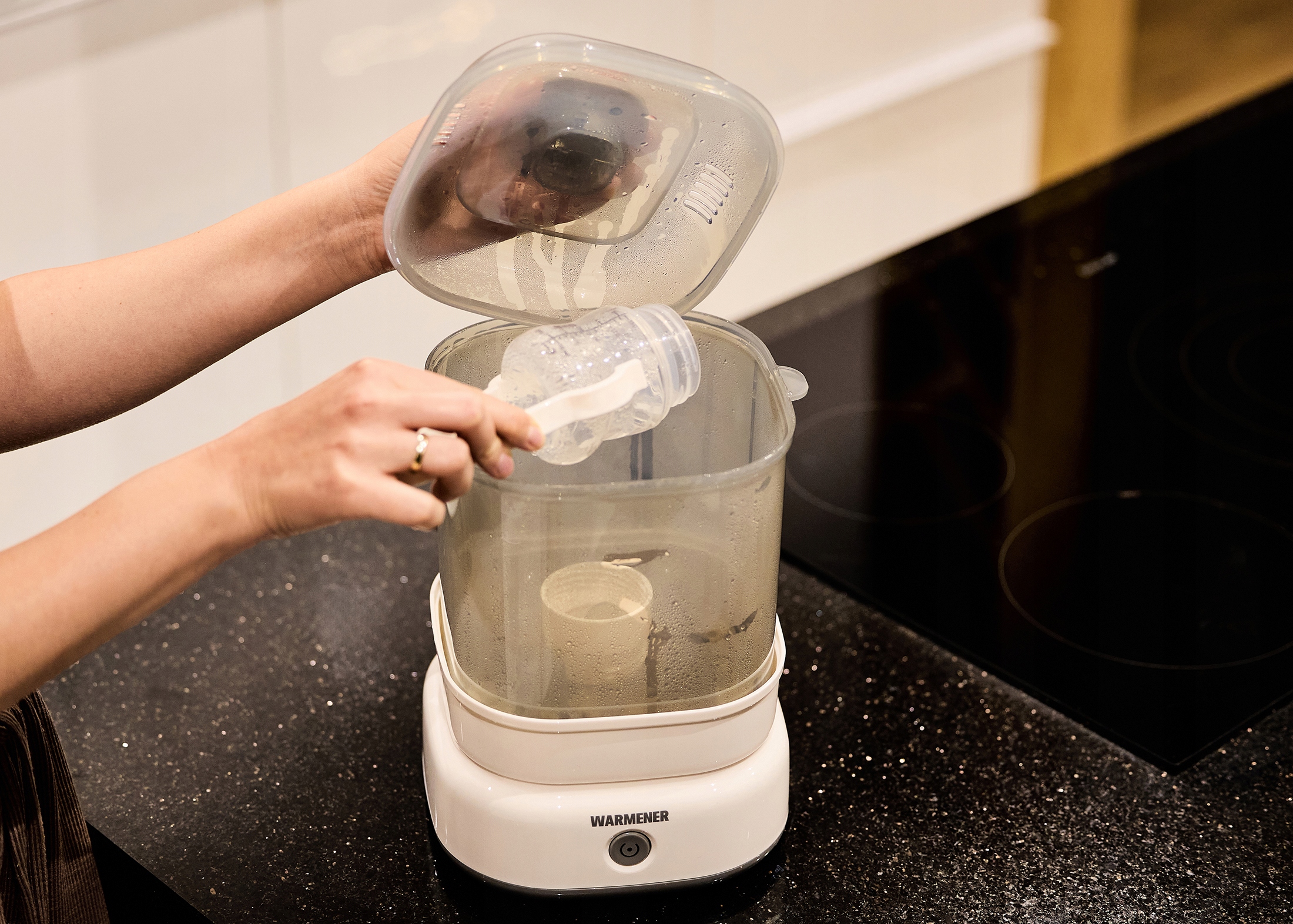 Płyta grzewcza ze stali nierdzewnej w sterylizatorze Warmener™ – łatwe czyszczenie i trwałość