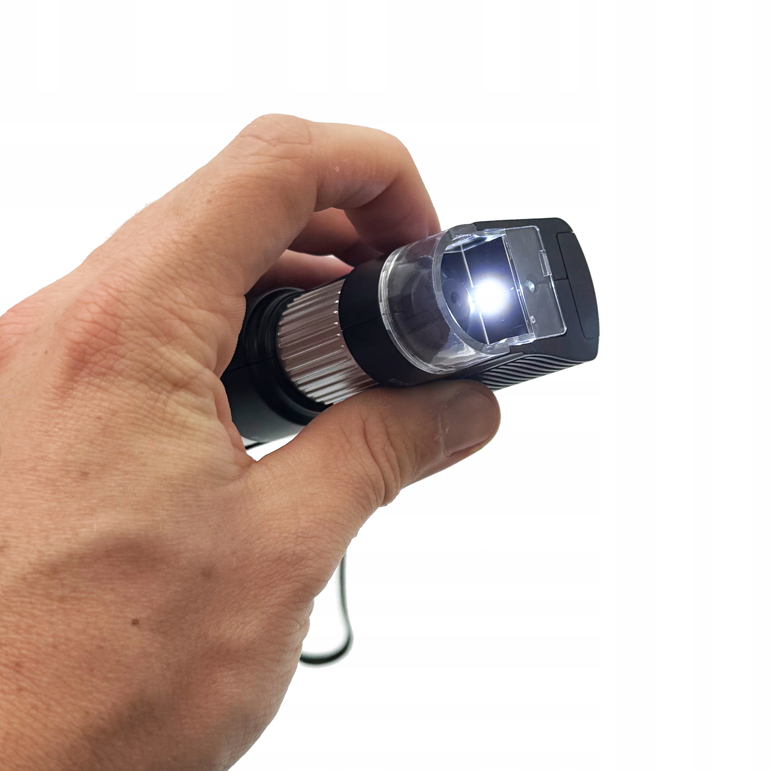 Mikroskop Warmener z założonym klipsem na smartfon