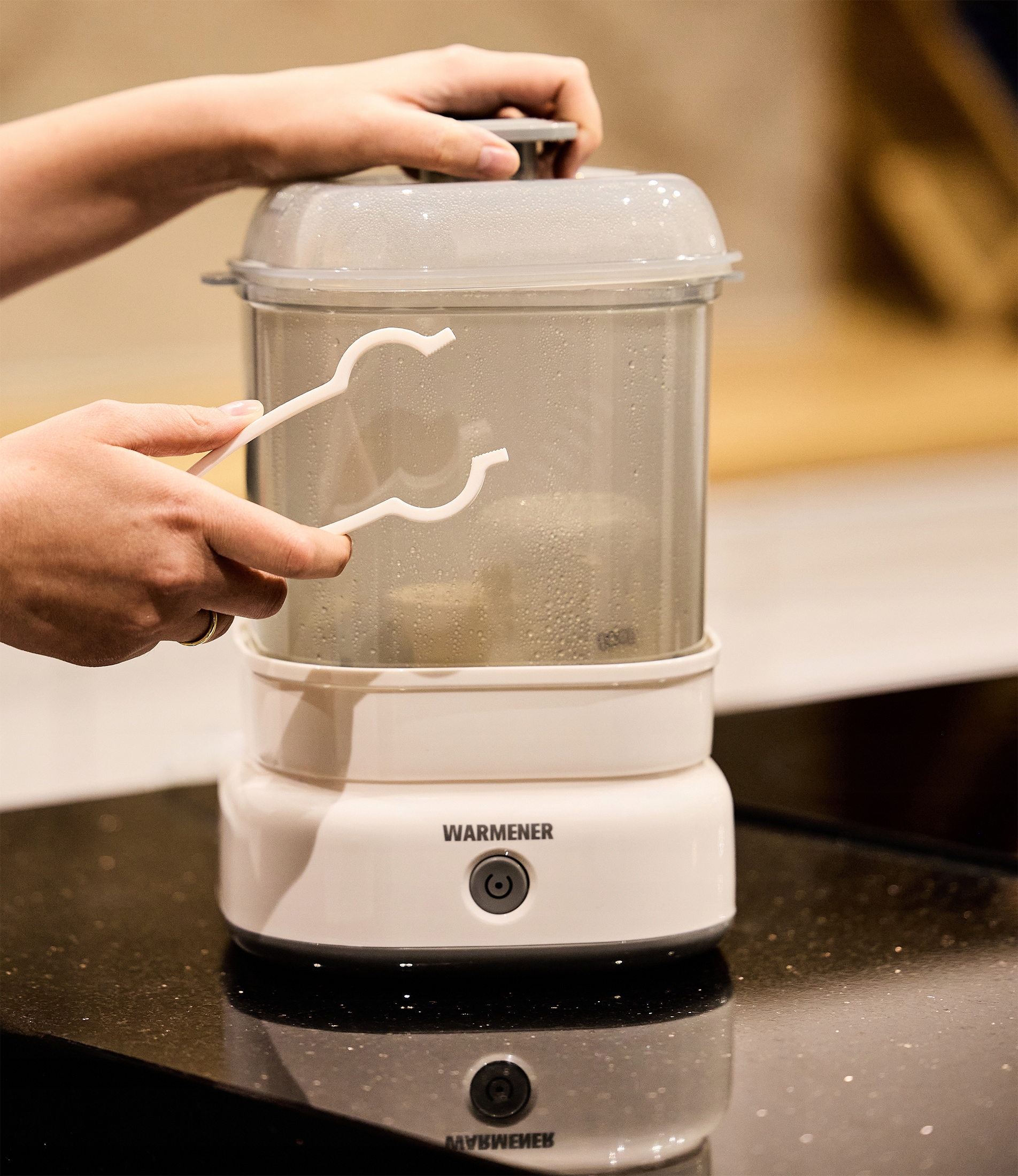 Sterylizator Warmener™ podczas pracy – para wodna usuwa 99,9 % bakterii w 8 minut