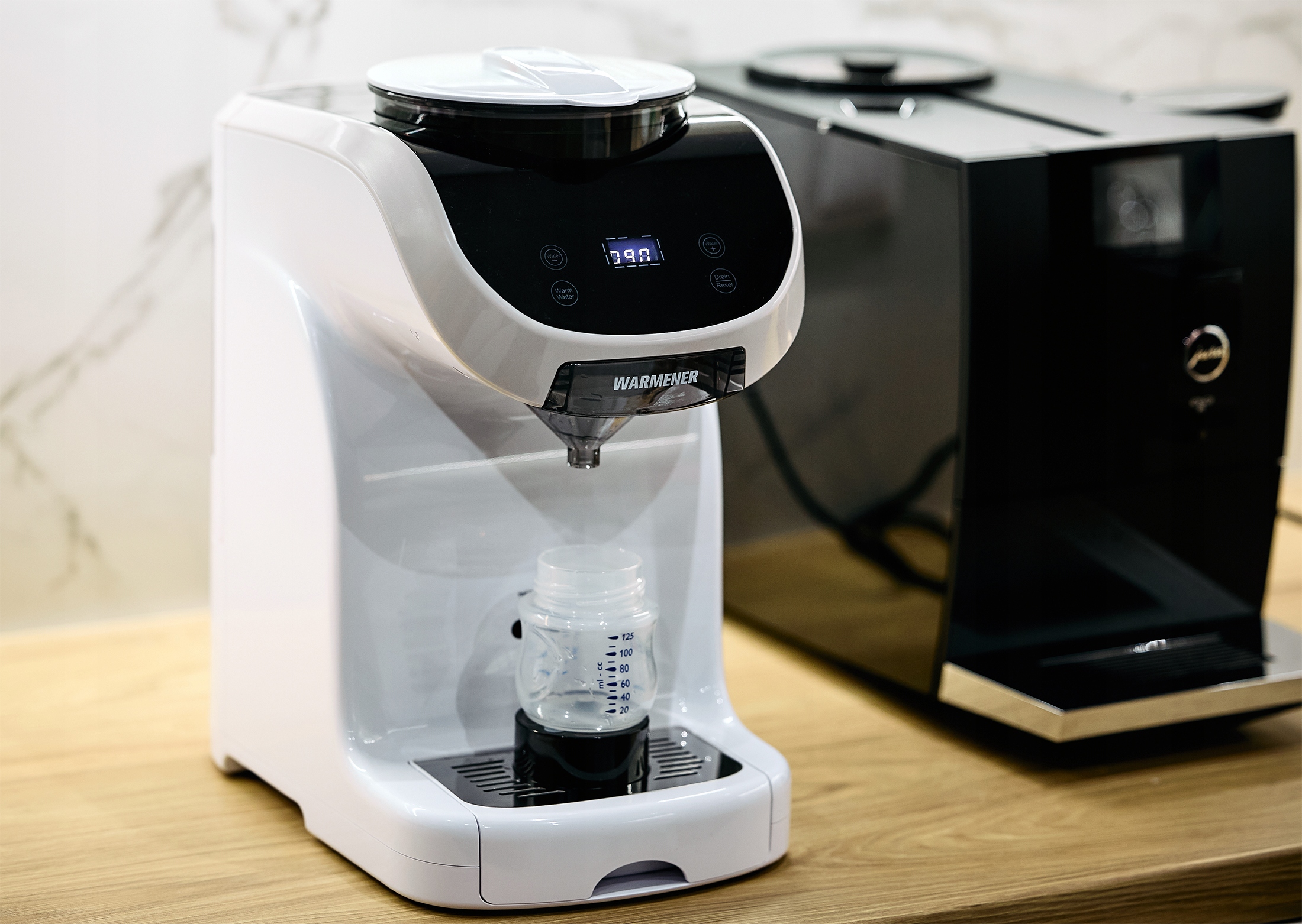 Ekspres Warmener™ pobiera wodę i proszek – precyzyjne dozowanie bez grudek