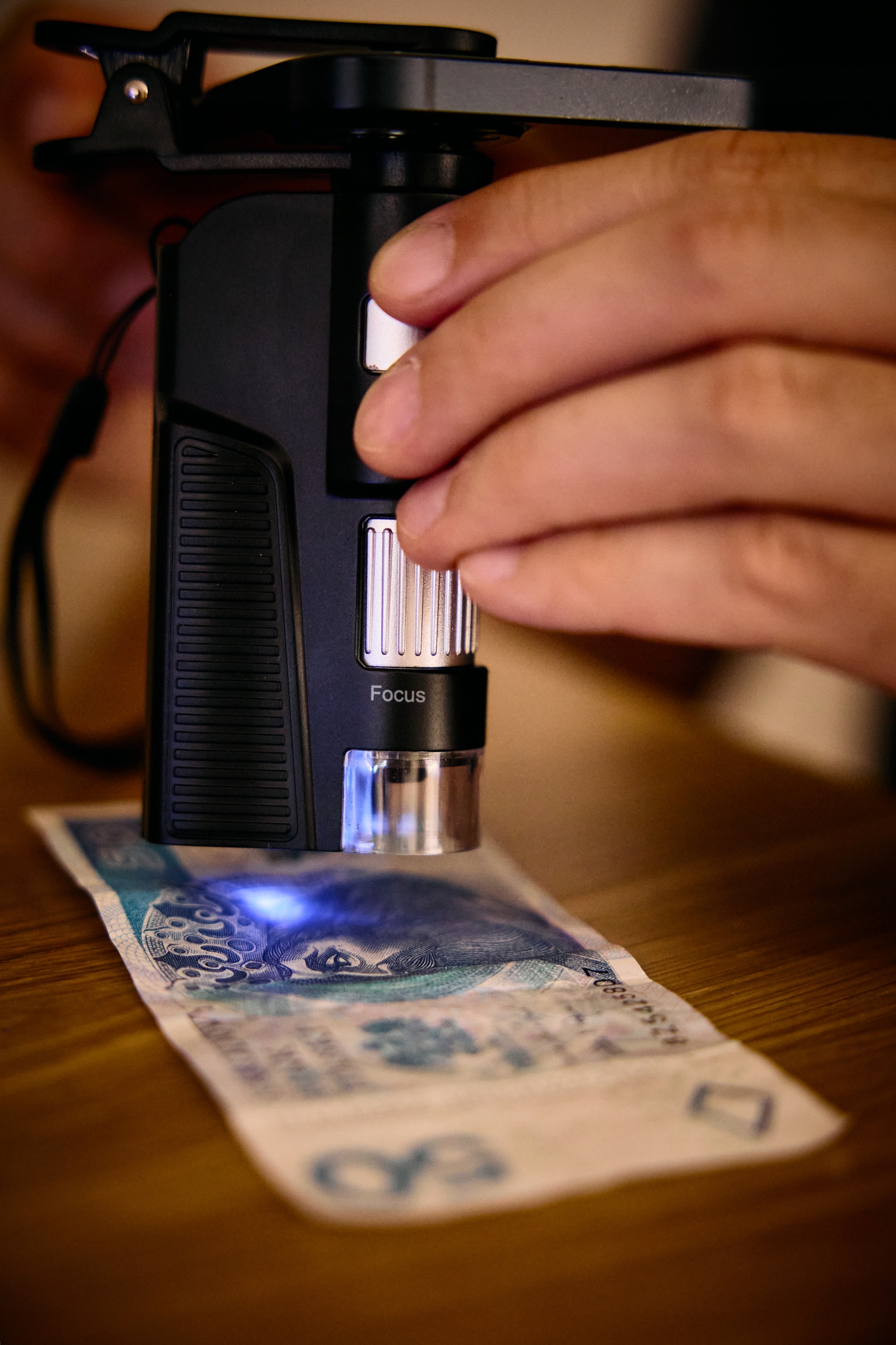 Szczegóły konstrukcji i podświetlenia UV w mikroskopie Warmener