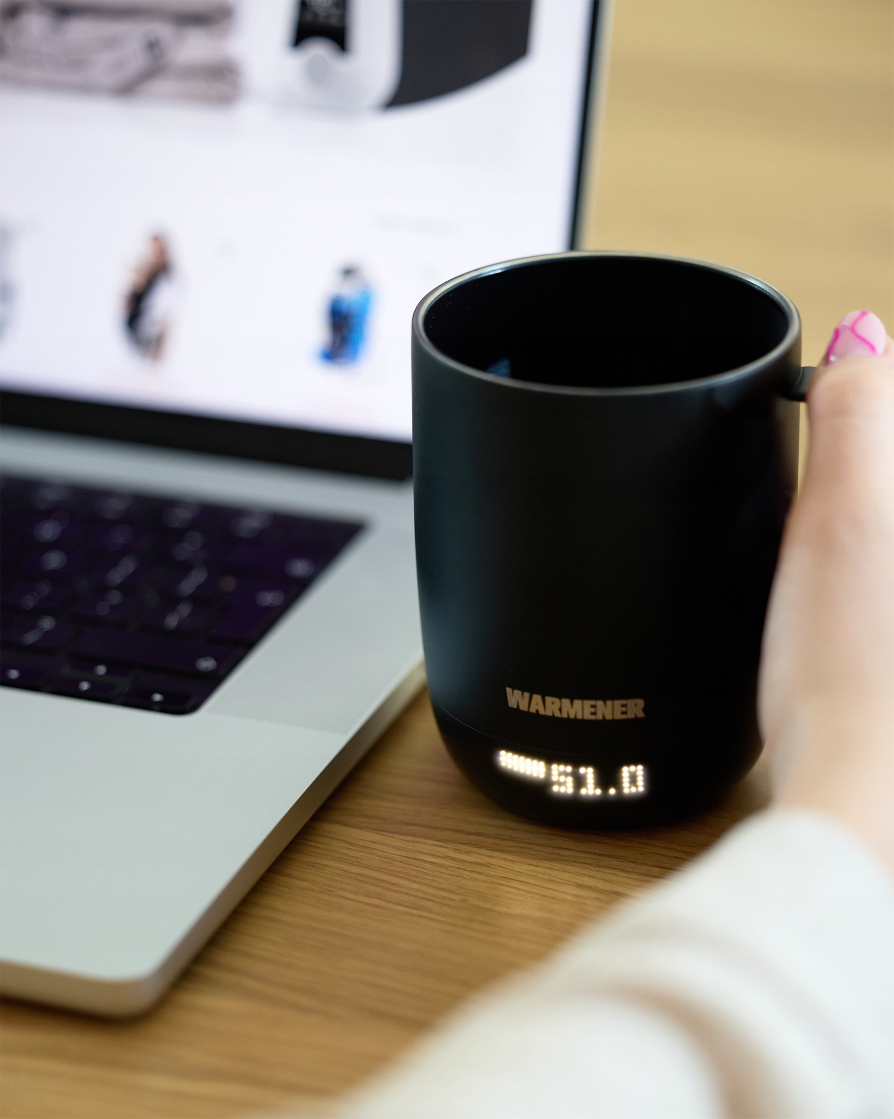 Elegancki kubek Warmener™ obok notebooka – idealny prezent dla kawosza