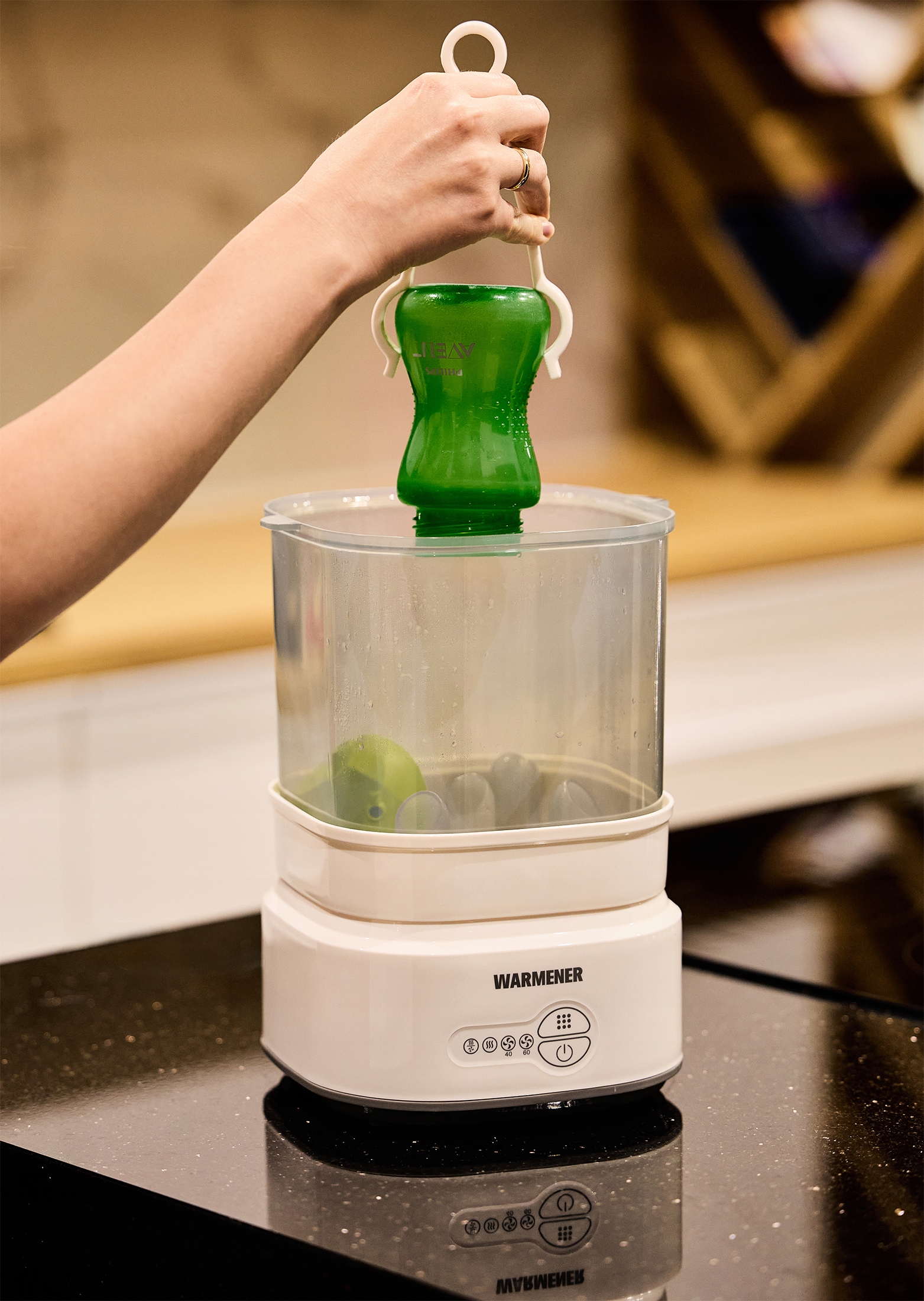 Wkładanie butelek do sterylizatora Warmener™ – pojemność 5 sztuk, górna półka na smoczki