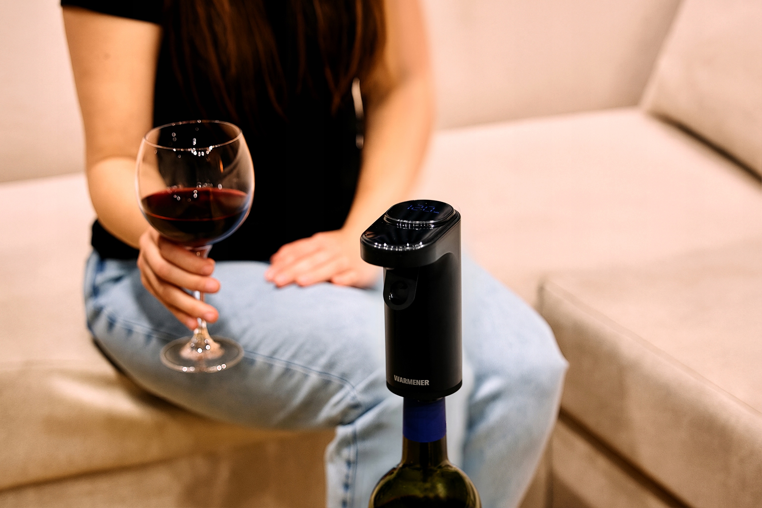 Zbliżenie na głowicę dyspensera Warmener™ na szyjce butelki