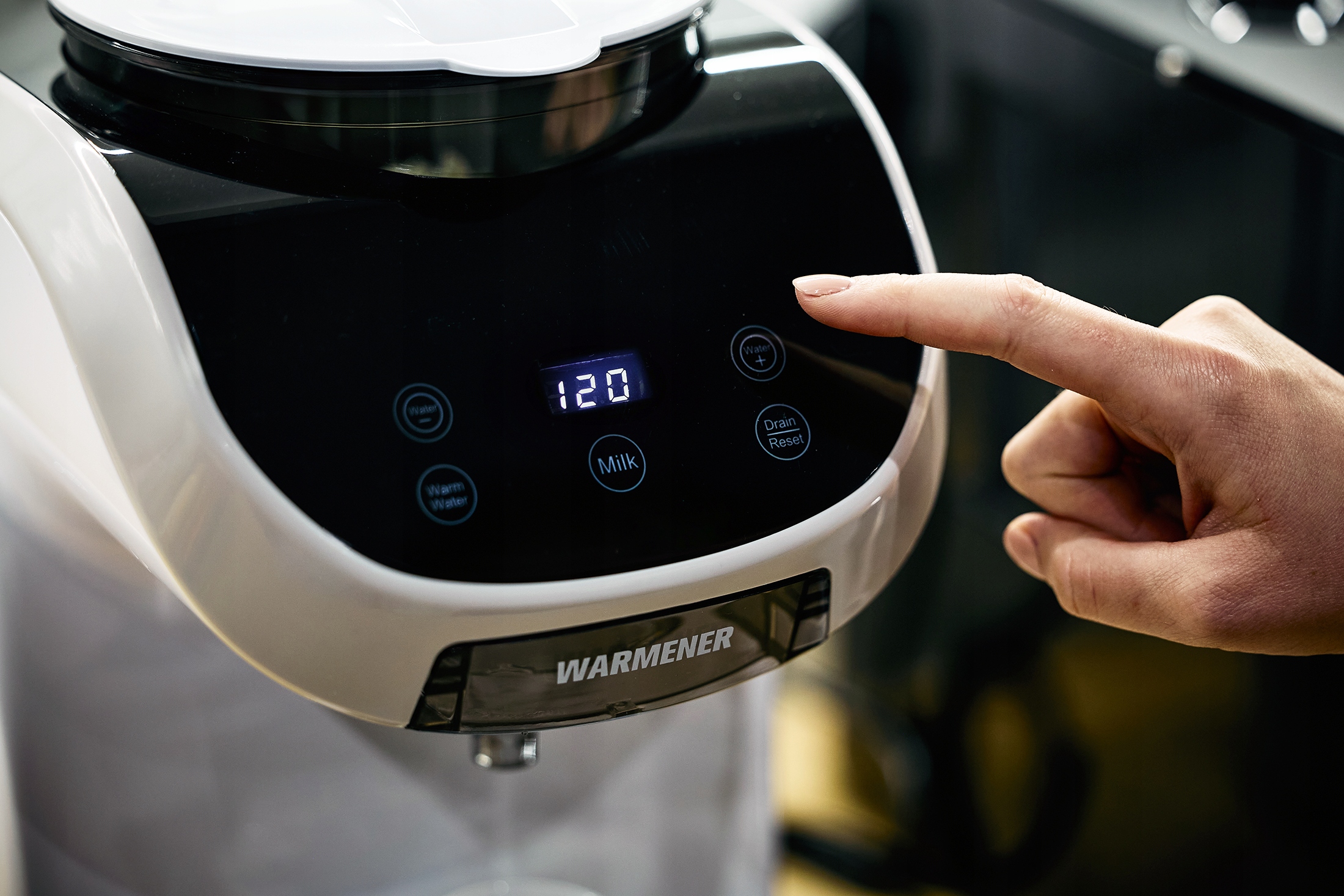 Czyszczenie komory mieszania Warmener™ szczoteczką – higiena w kilka sekund