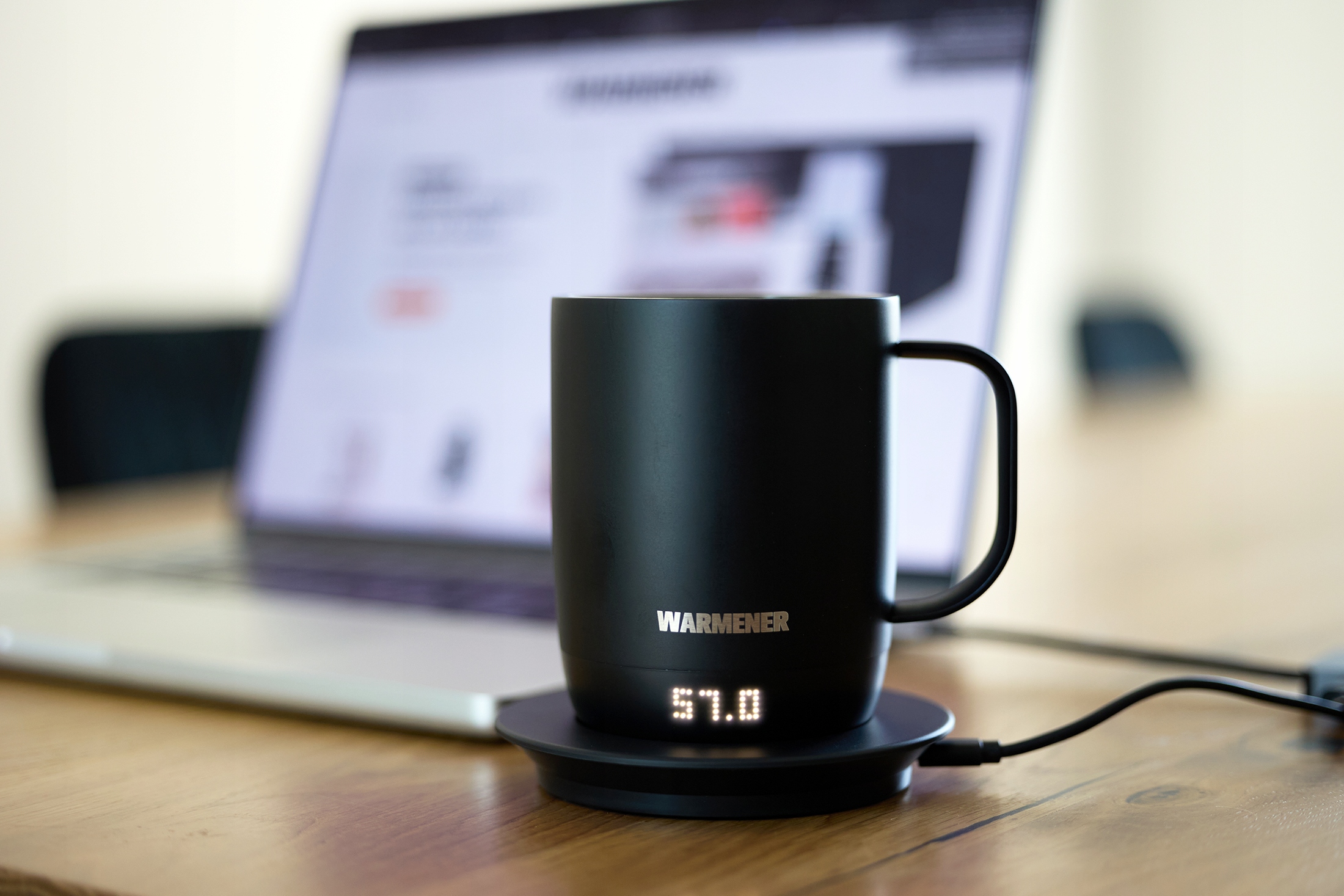 Kubek Warmener™ na biurku przy laptopie – podstawka grzewcza USB-C, stałe 55 °C