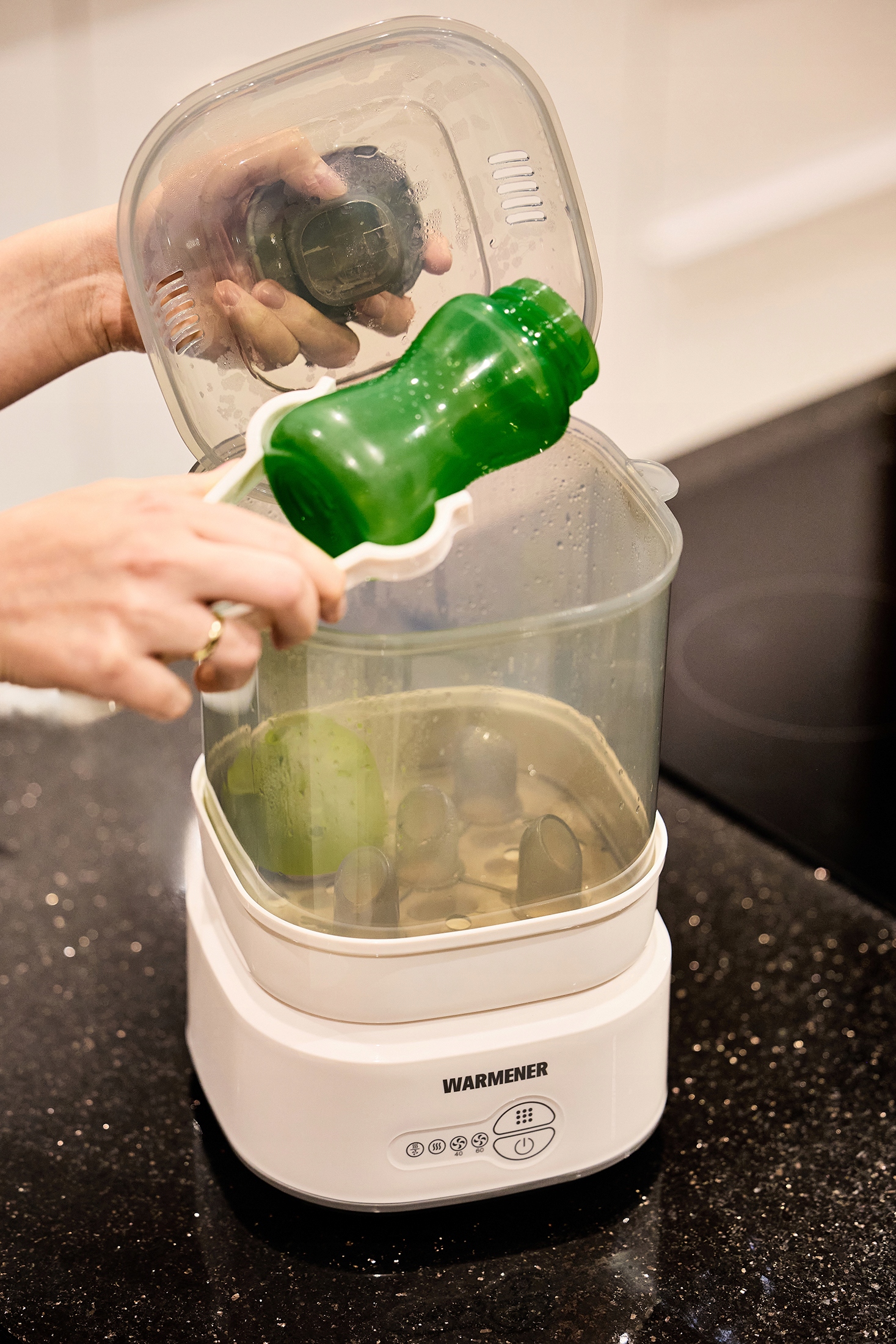 Nalewanie wody do sterylizatora Warmener™ – start cyklu jednym przyciskiem, higieniczna płyta nierdzewna