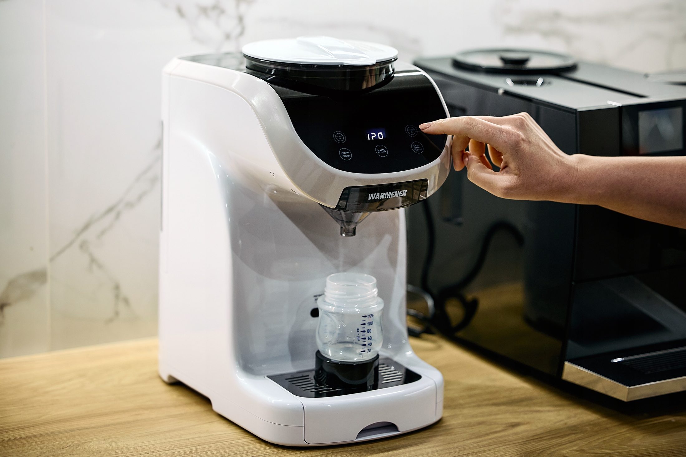 Kontrolki bezpieczeństwa ekspresu Warmener™ – diody sygnalizujące butelkę, wodę i proszek