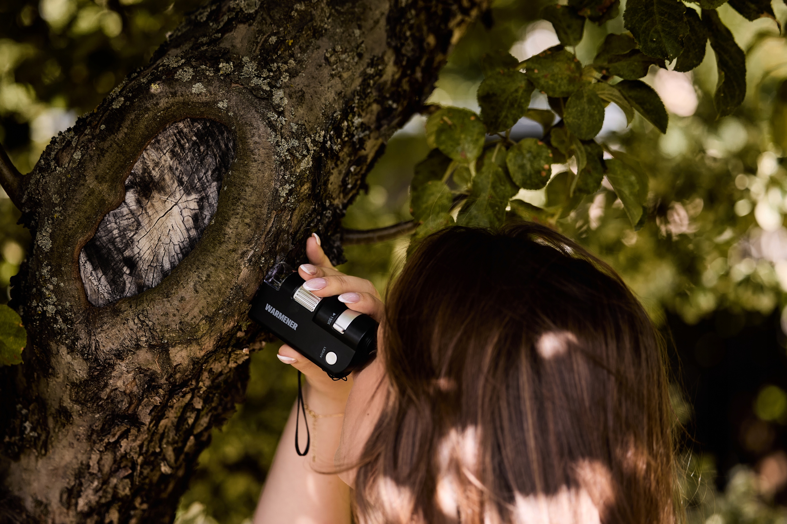 Mikroskop Warmener MicroScope GO UV150 zamocowany na smartfonie