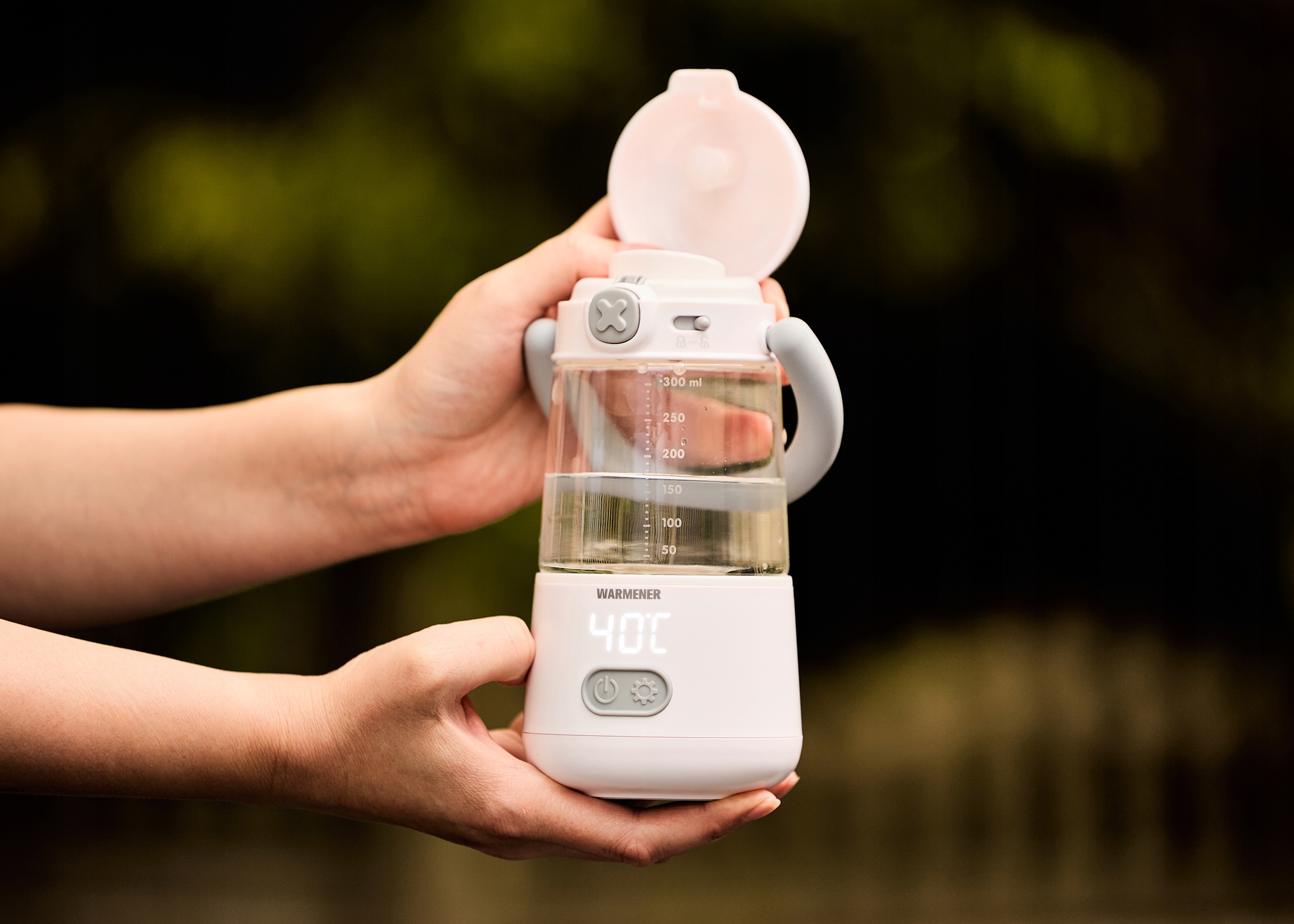 Podgrzewacz Warmener™ podgrzewa mleko podczas spaceru – idealna temperatura w plenerze