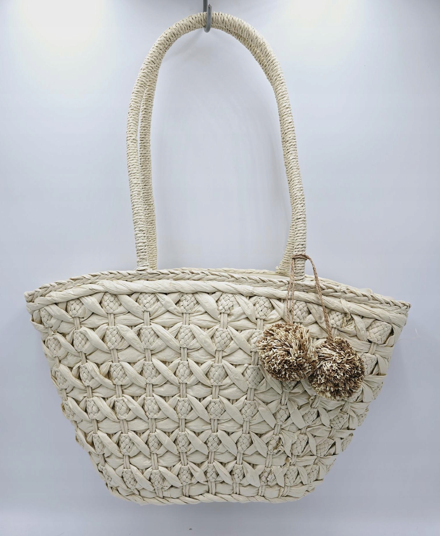 Maxfly - modna torebka koszyk pleciony pompony jasny beżowy L0101