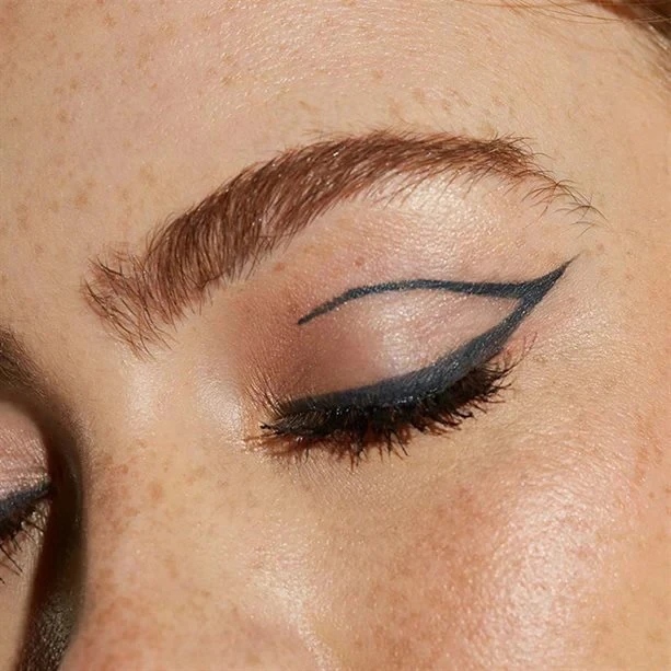 Avon – eyeliner w pisaku Charcoal