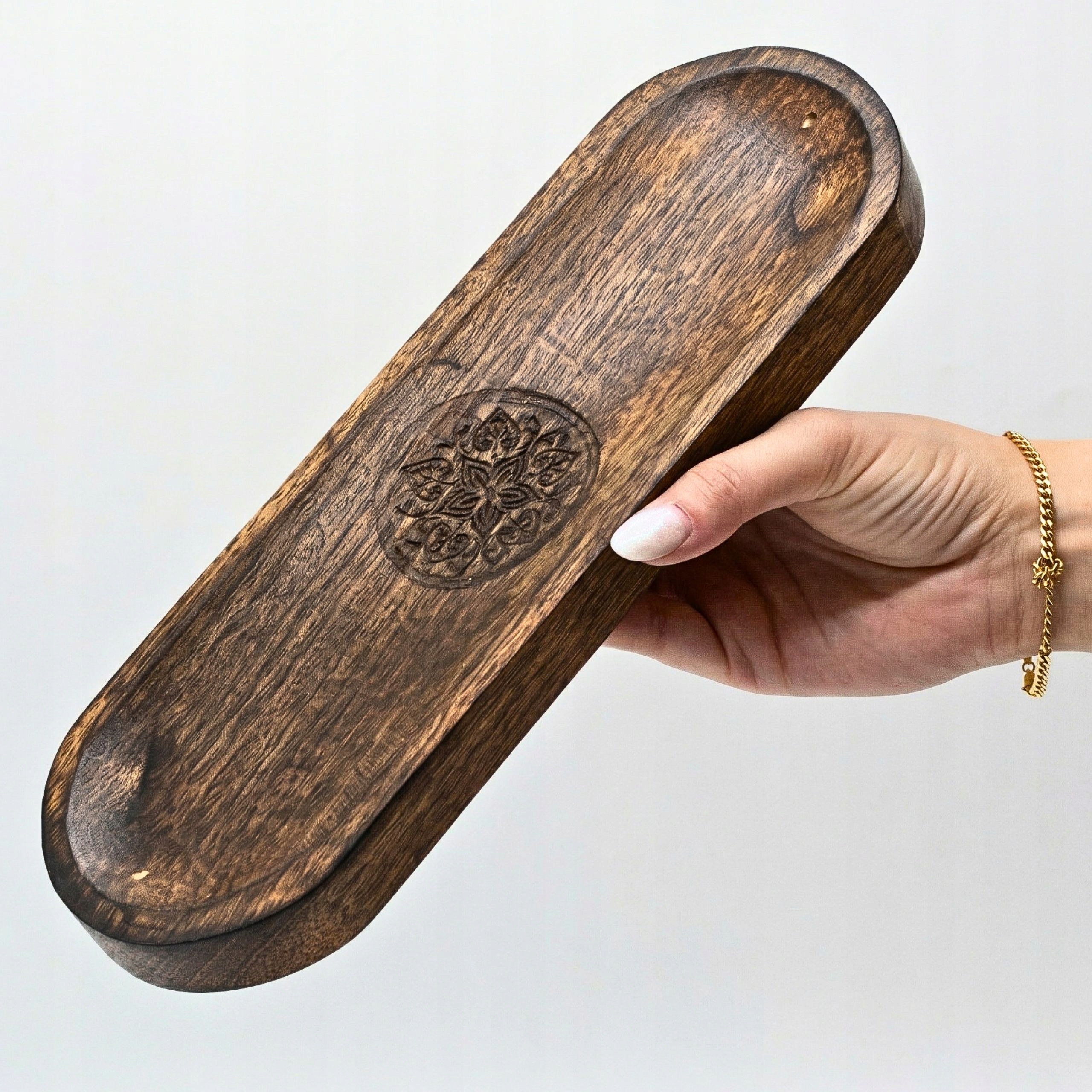 Duża owalna podstawka pod kadzidełka 30x10 cm z ciemnego drewna z grawerowanym wzorem mandali.