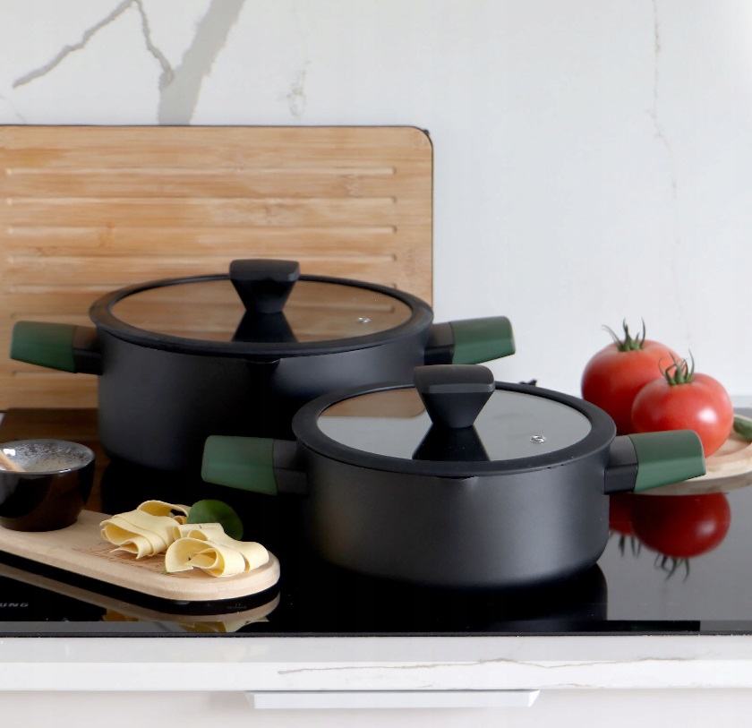GARNEK Z POKRYWKĄ NON-STICK CZARNY ZIELONE UCHWYTY 20 CM  2,5 L