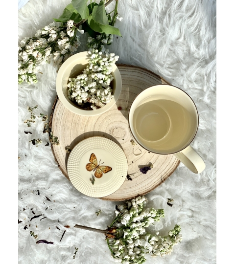 KUBEK Z ZAPARZACZEM POKRYWKĄ PORCELANOWY DUO ECRU MOTYLKI 400 ML PREZENT