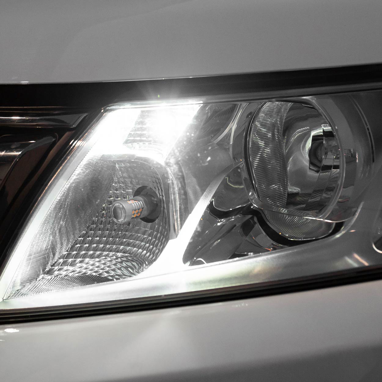 AMiO W5W LED - zdjęcia w reflektorach