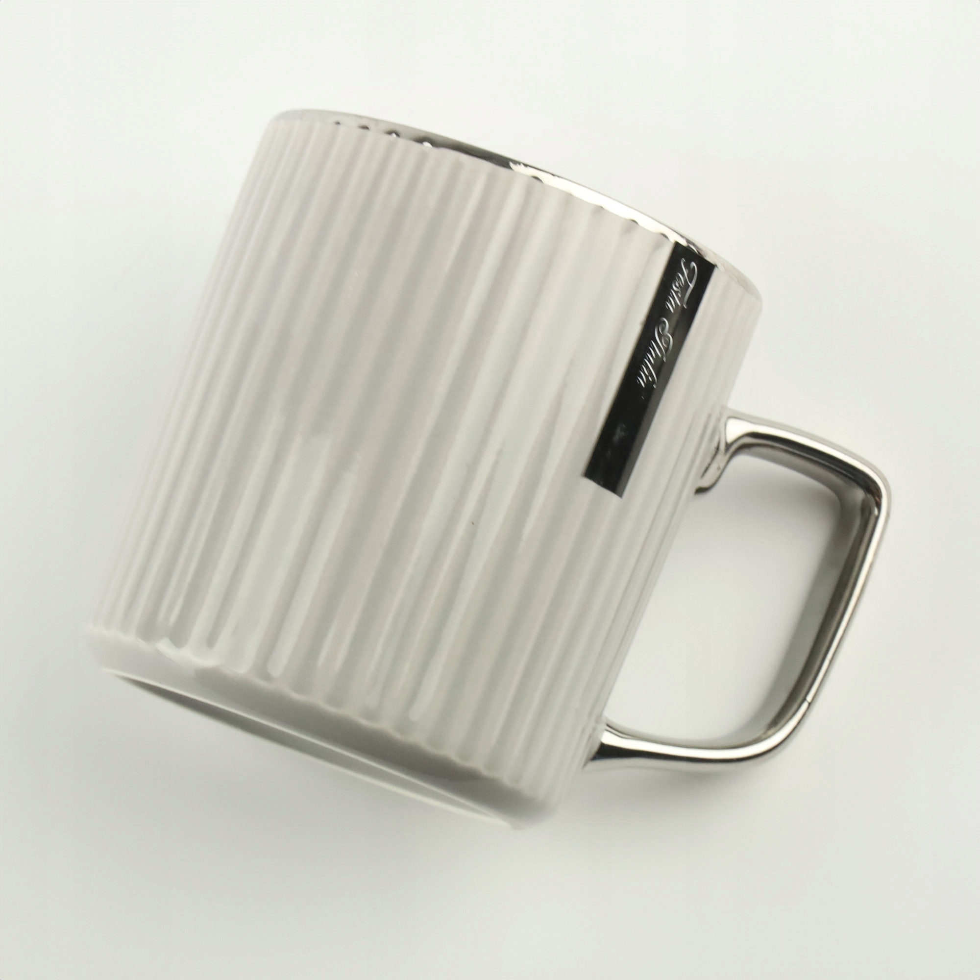 PORCELANOWY KUBEK NA KAWĘ HERBATĘ SZARY ZDOBIONY ZE SREBRNYM UCHEM 370ML