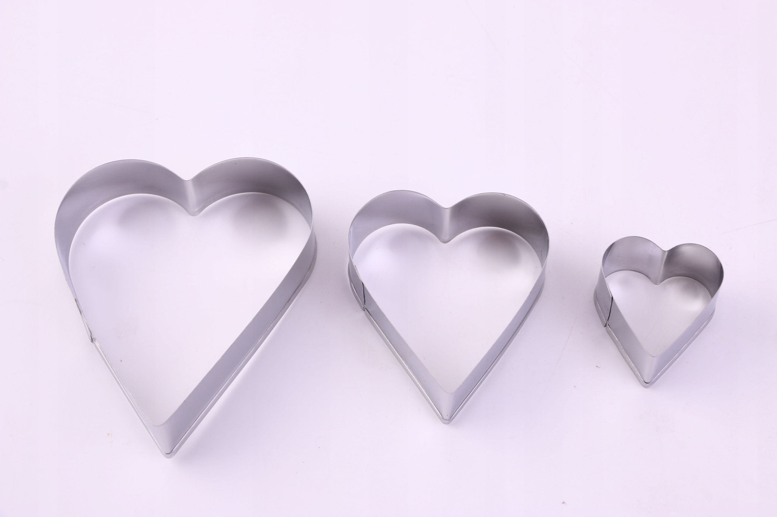 WYKRAWACZE FOREMKI KSZTAŁT SERC DO CIASTEK PIERNIKÓW MASY CUKROWEJ JAJEK