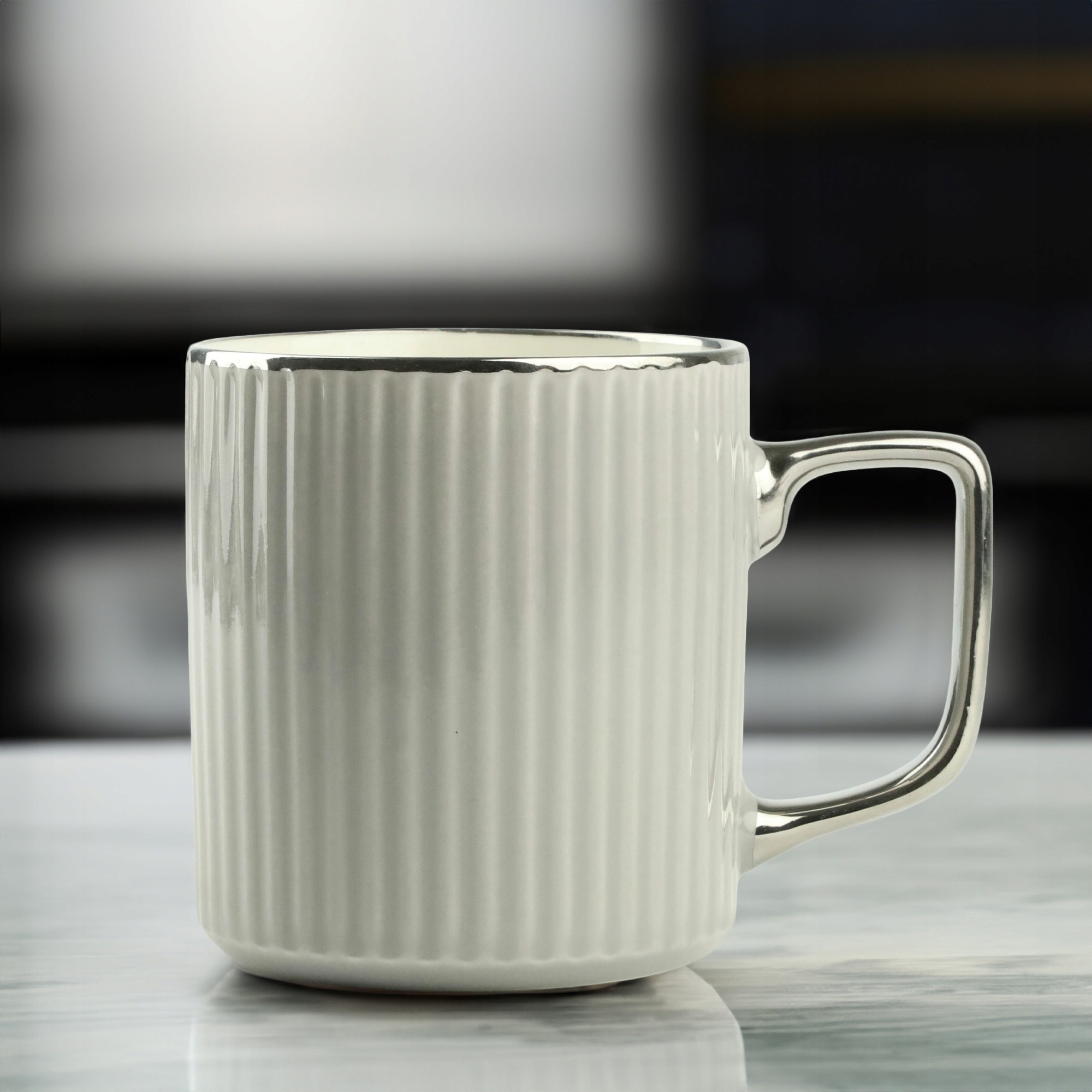 PORCELANOWY KUBEK NA KAWĘ HERBATĘ SZARY ZDOBIONY ZE SREBRNYM UCHEM 370ML