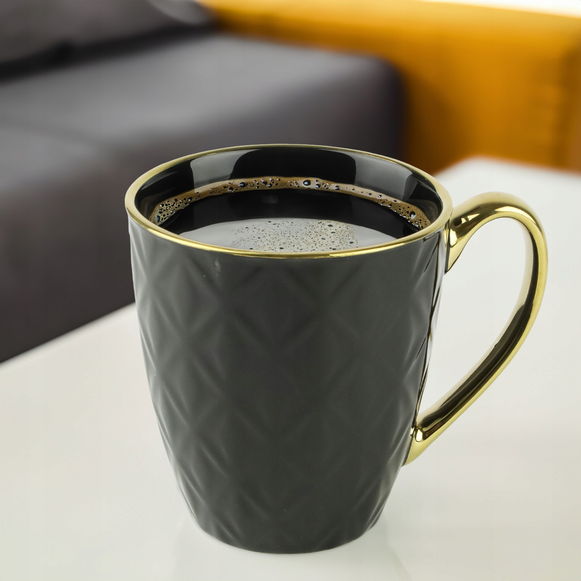 PORCELANOWY KUBEK NA KAWĘ HERBATĘ CZARNY ZDOBIONY ZE ZŁOTYM UCHEM 360ML