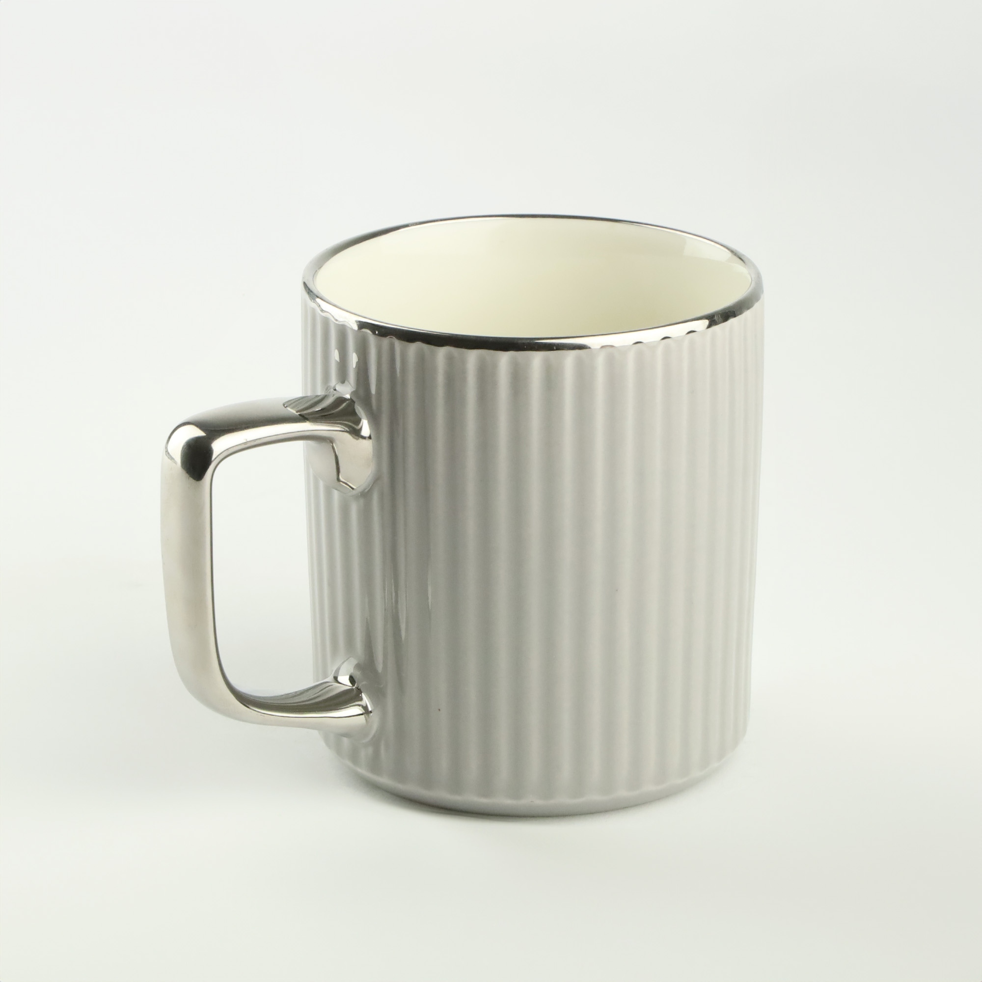 PORCELANOWY KUBEK NA KAWĘ HERBATĘ SZARY ZDOBIONY ZE SREBRNYM UCHEM 370ML