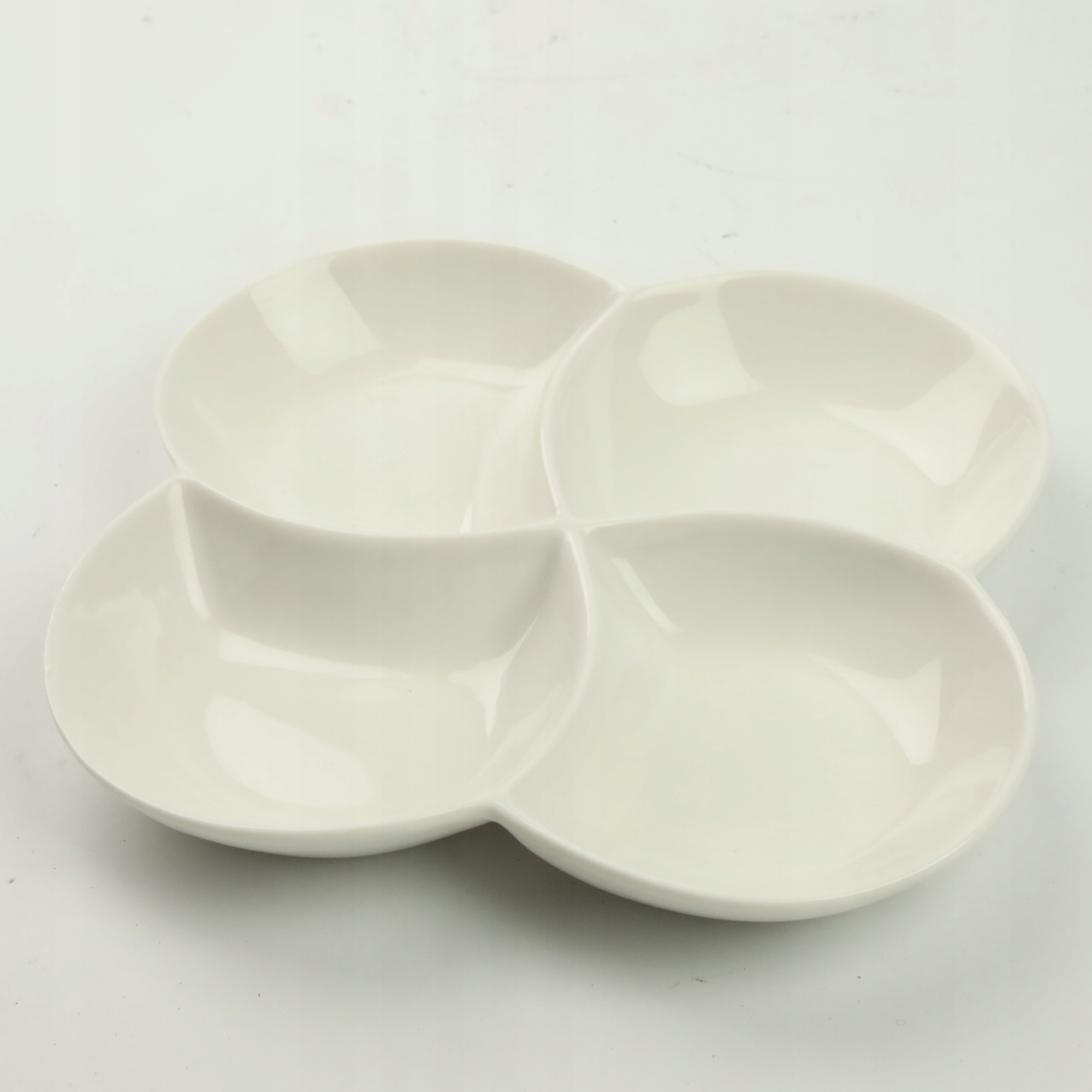 PÓŁMISEK OKRĄGŁY CZTERODZIELNY 21CM PORCELANOWY BIAŁY NA PRZEKĄSKI SOSY