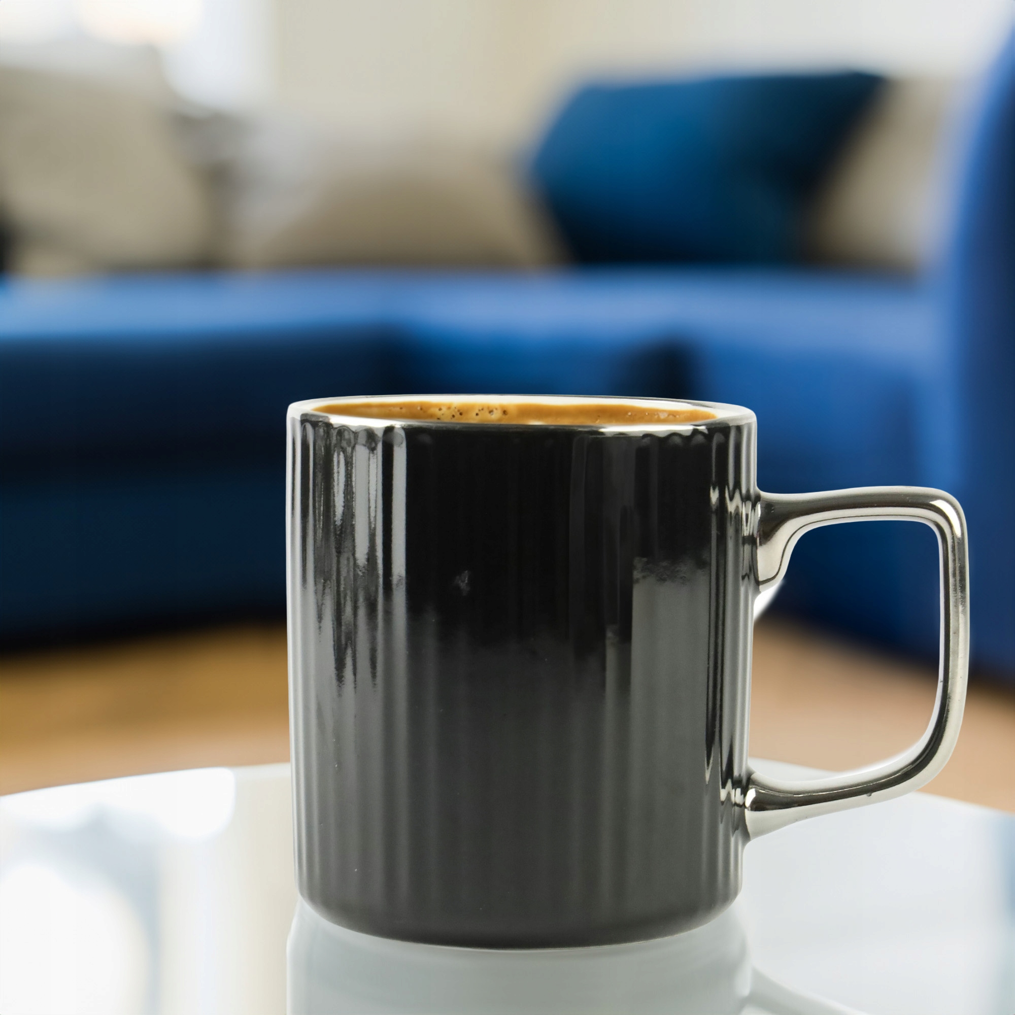 PORCELANOWY KUBEK NA KAWĘ HERBATĘ CZARNY ZDOBIONY ZE SREBRNYM UCHEM 370ML