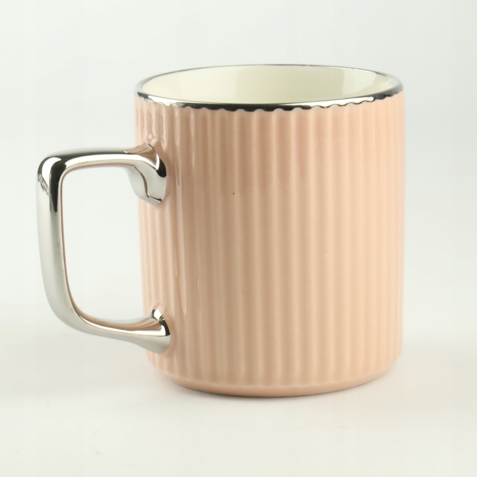 PORCELANOWY KUBEK NA KAWĘ HERBATĘ RÓŻOWY ZDOBIONY ZE SREBRNYM UCHEM 370ML