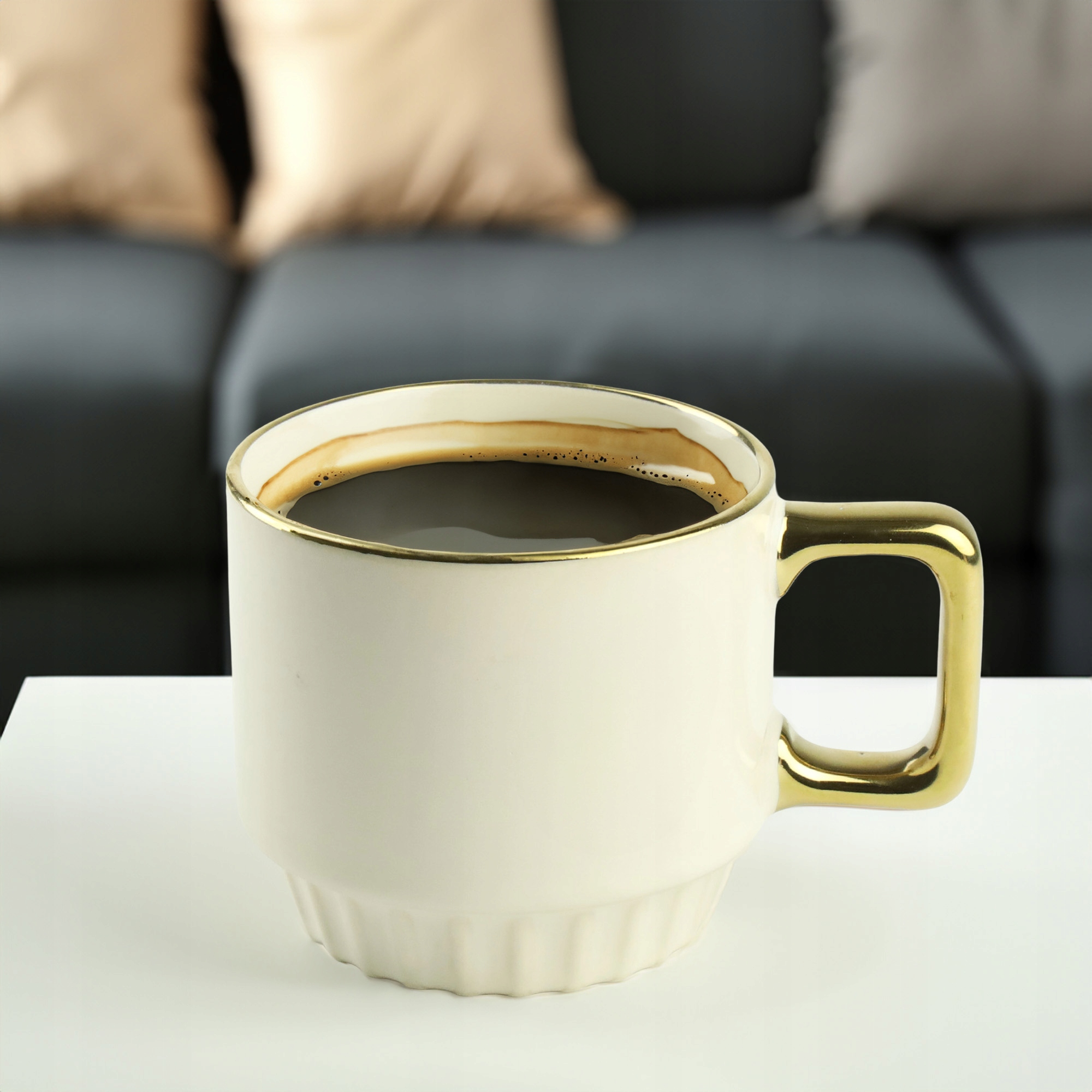 CERAMICZNY KUBEK NA KAWĘ HERBATĘ KREMOWY ZDOBIONY ZE ZŁOTYM UCHEM 320ML