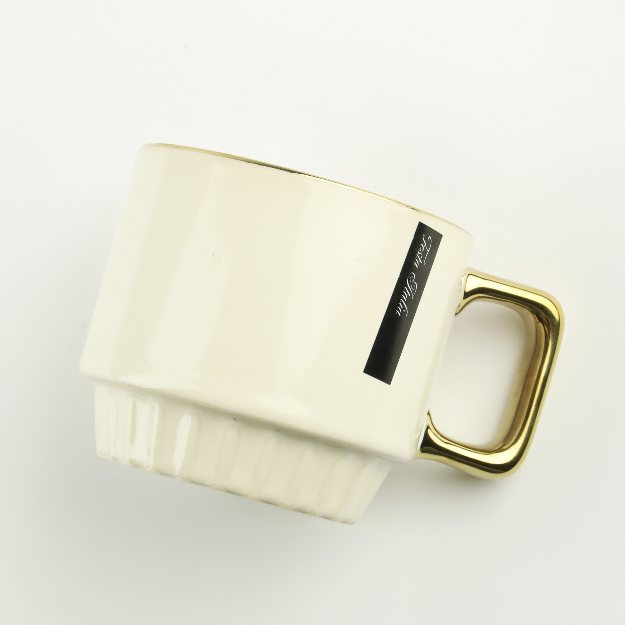 CERAMICZNY KUBEK NA KAWĘ HERBATĘ KREMOWY ZDOBIONY ZE ZŁOTYM UCHEM 320ML