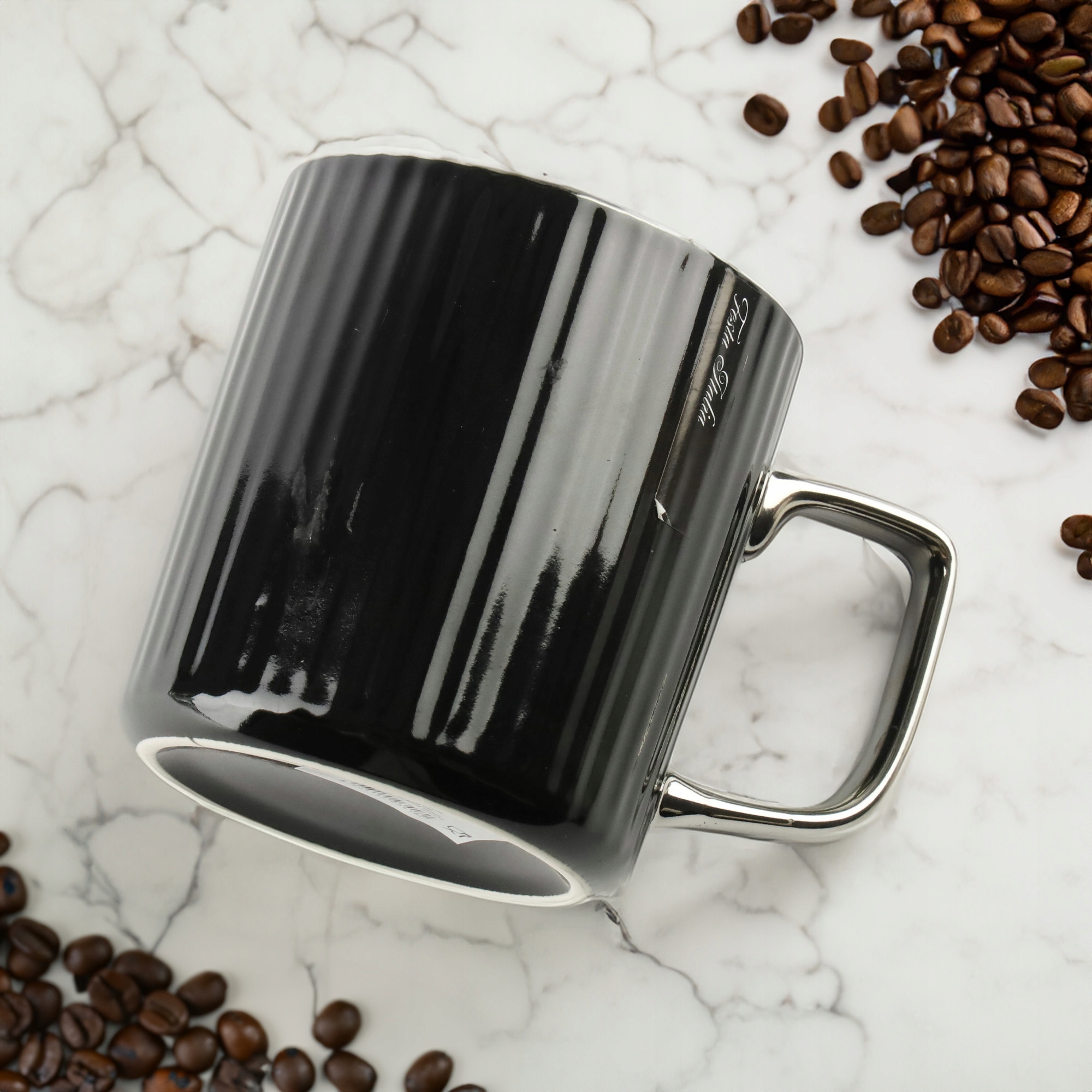 PORCELANOWY KUBEK NA KAWĘ HERBATĘ CZARNY ZDOBIONY ZE SREBRNYM UCHEM 370ML