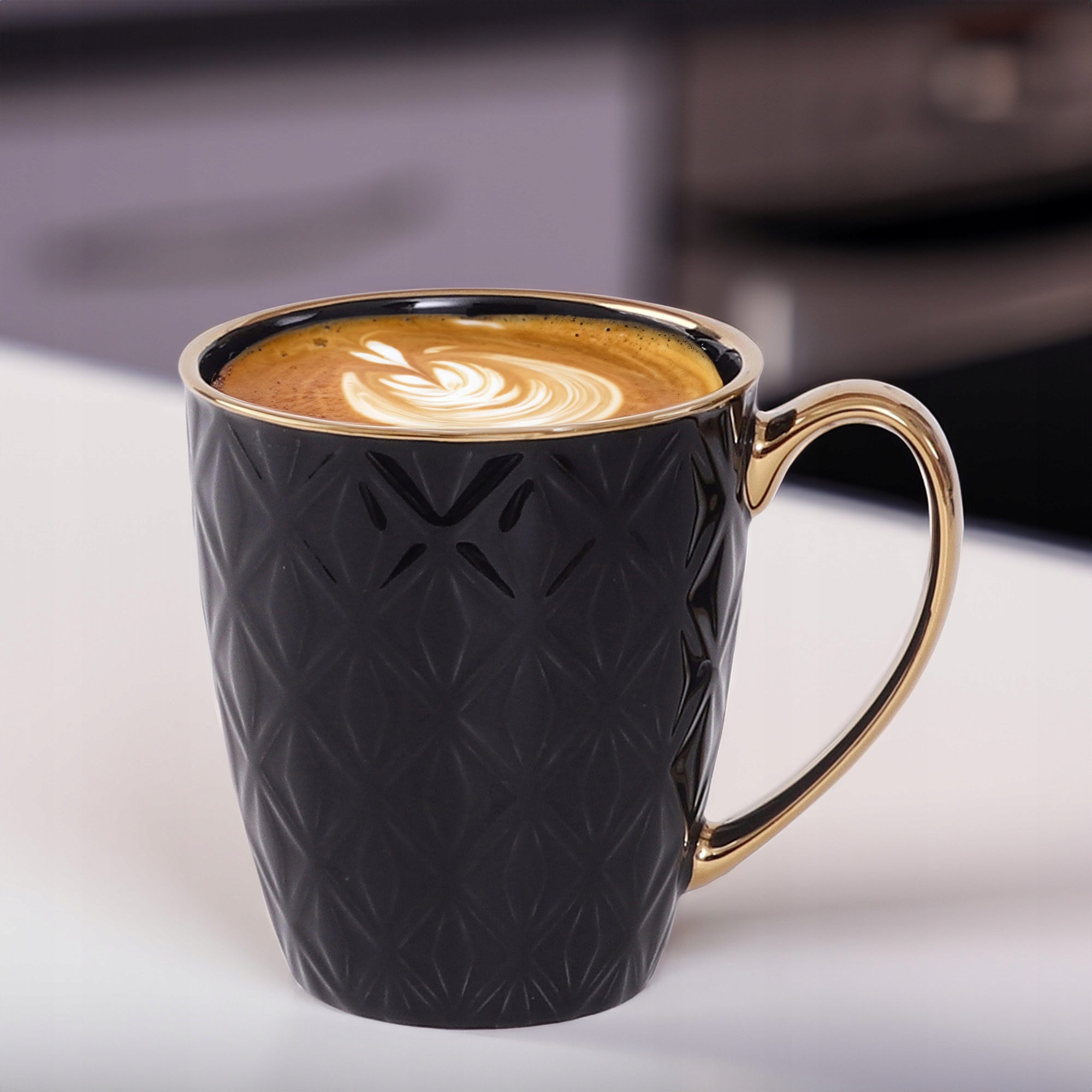 PORCELANOWY KUBEK NA KAWĘ HERBATĘ CZARNY ZDOBIONY ZE ZŁOTYM UCHEM 360ML