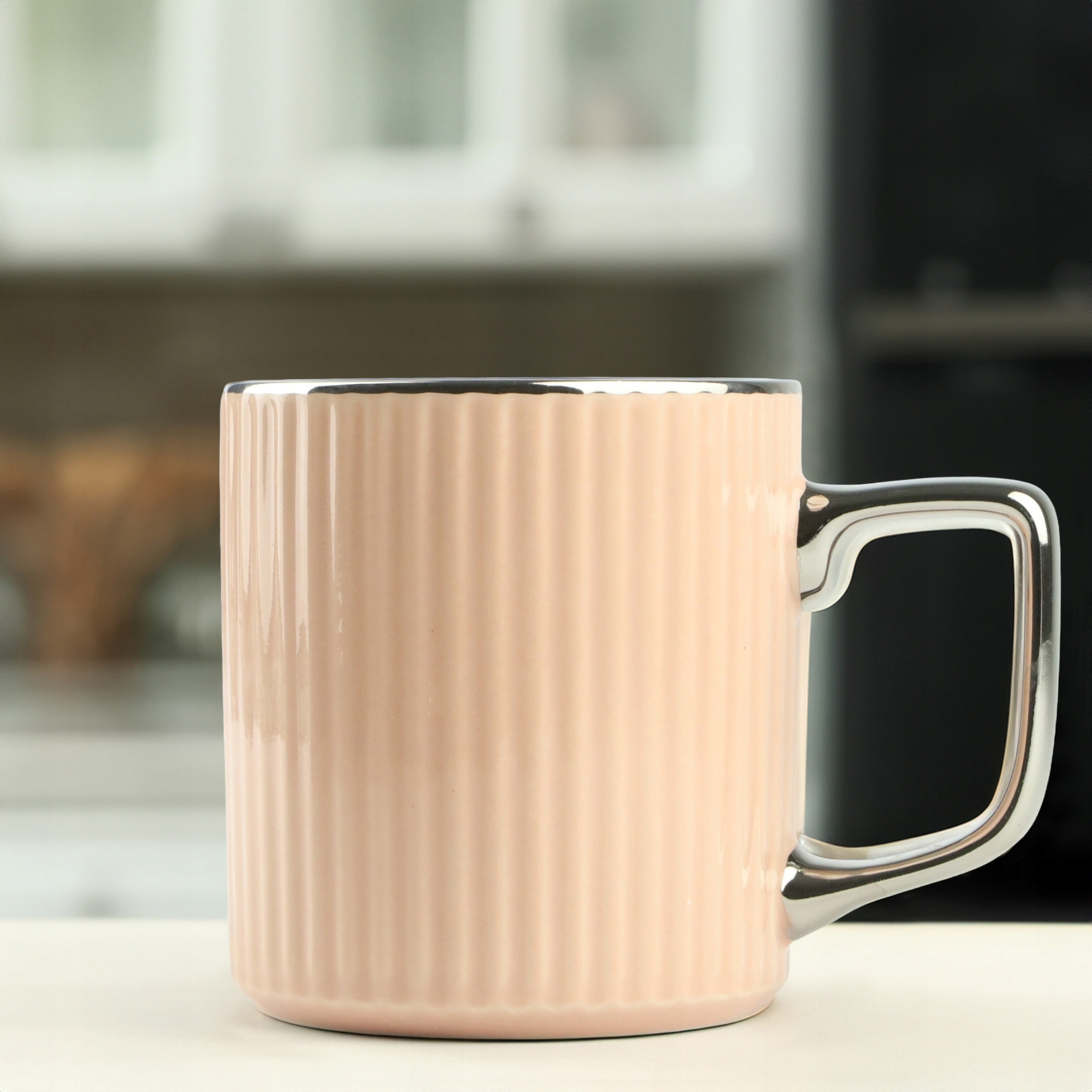 PORCELANOWY KUBEK NA KAWĘ HERBATĘ RÓŻOWY ZDOBIONY ZE SREBRNYM UCHEM 370ML