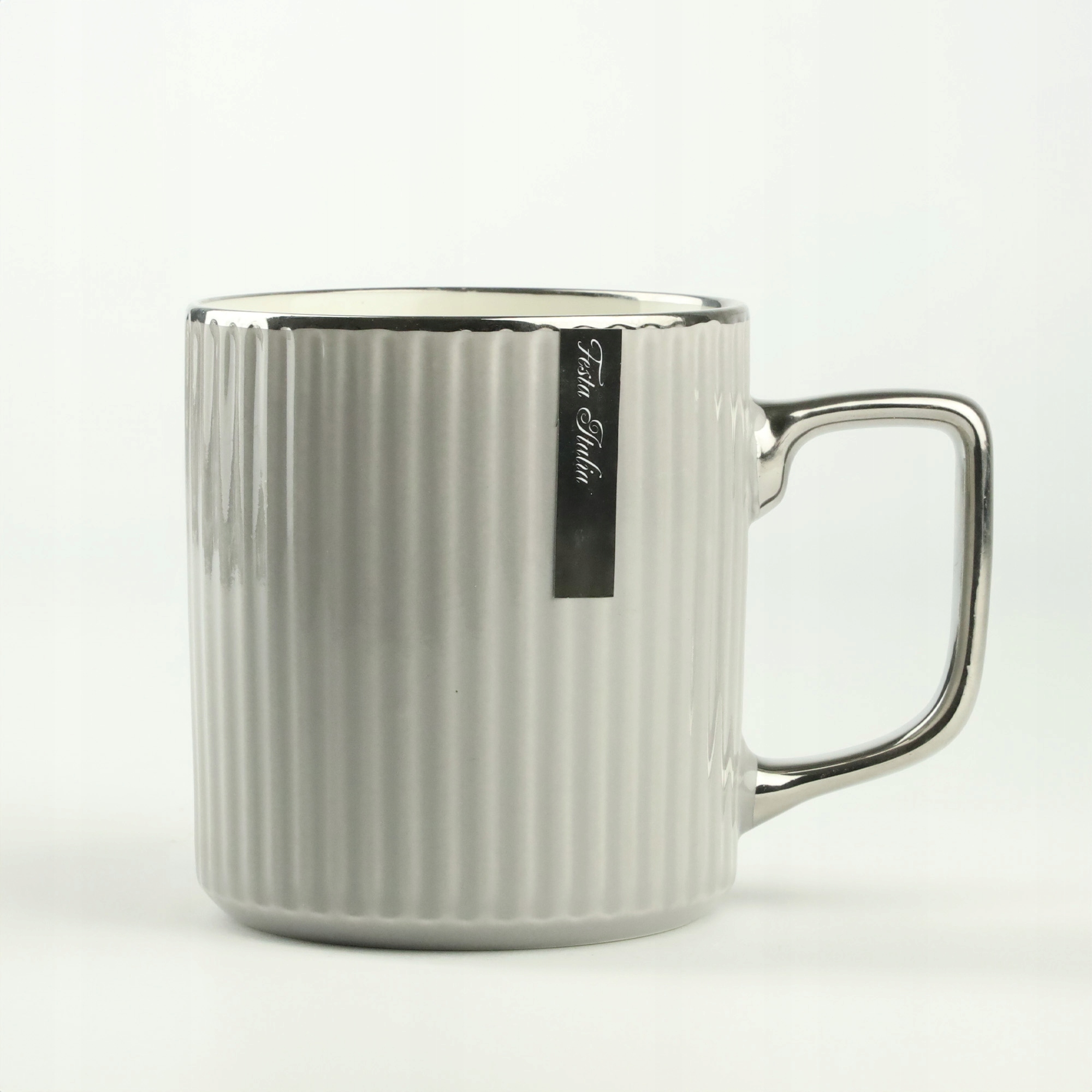 PORCELANOWY KUBEK NA KAWĘ HERBATĘ SZARY ZDOBIONY ZE SREBRNYM UCHEM 370ML