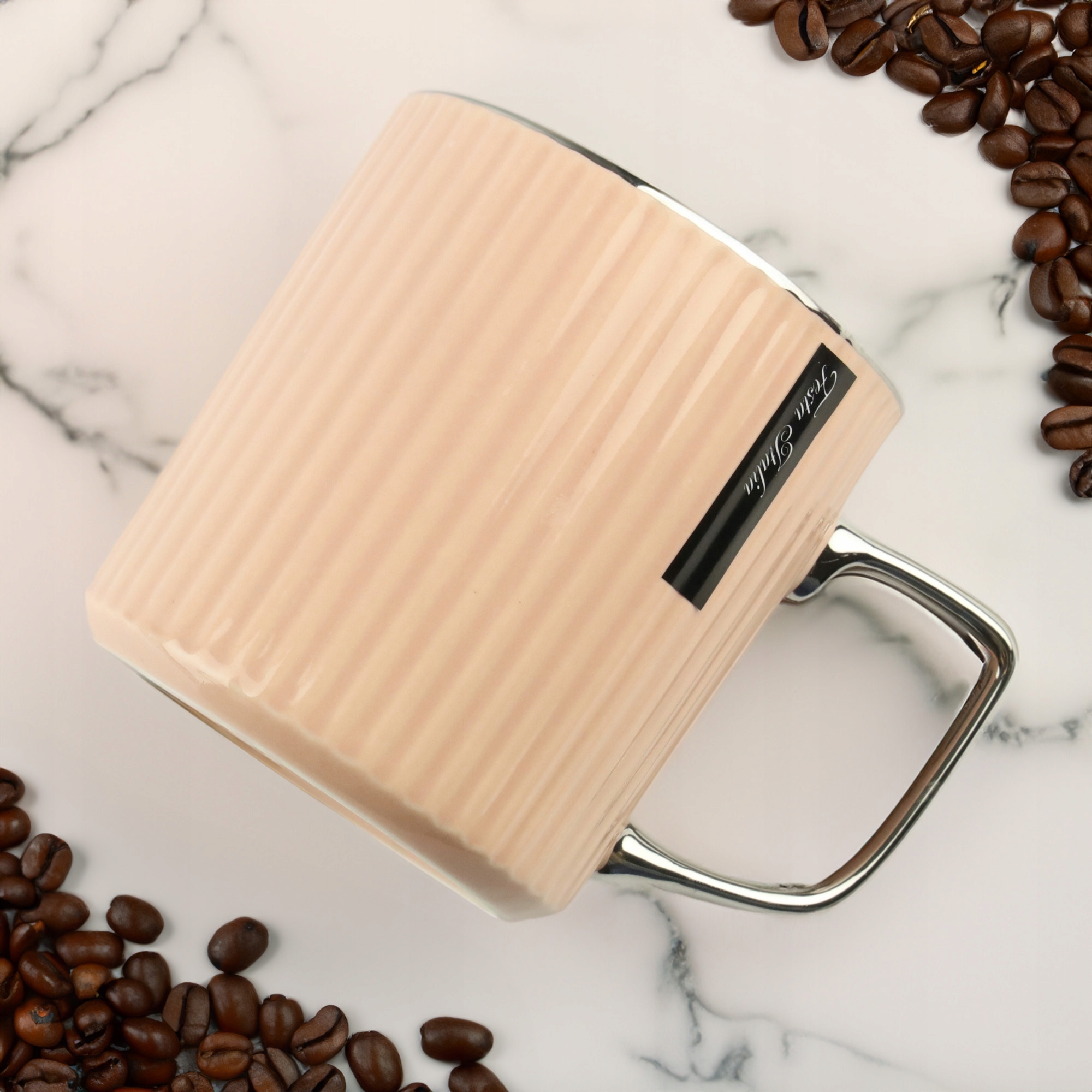 PORCELANOWY KUBEK NA KAWĘ HERBATĘ RÓŻOWY ZDOBIONY ZE SREBRNYM UCHEM 370ML