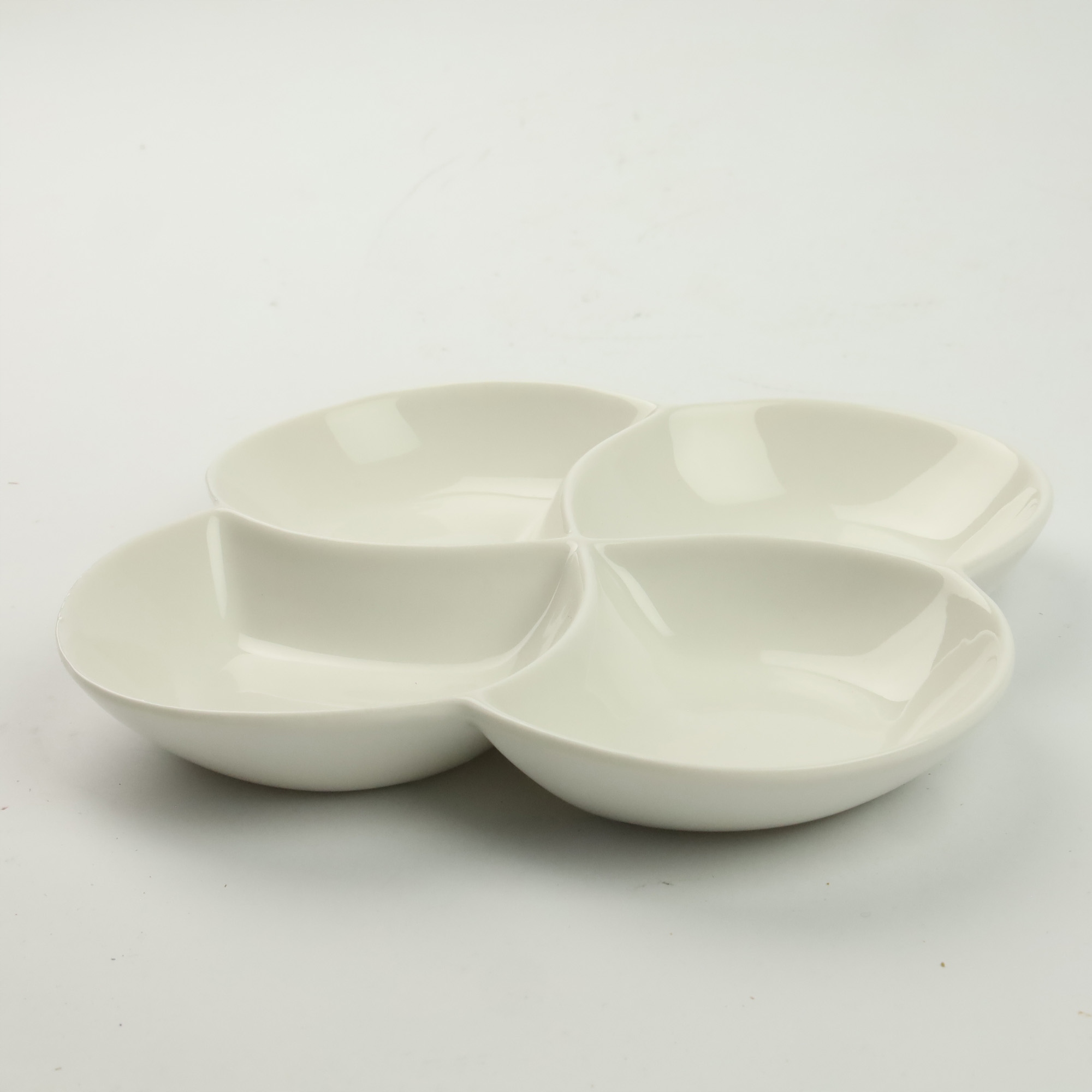 PÓŁMISEK OKRĄGŁY CZTERODZIELNY 21CM PORCELANOWY BIAŁY NA PRZEKĄSKI SOSY