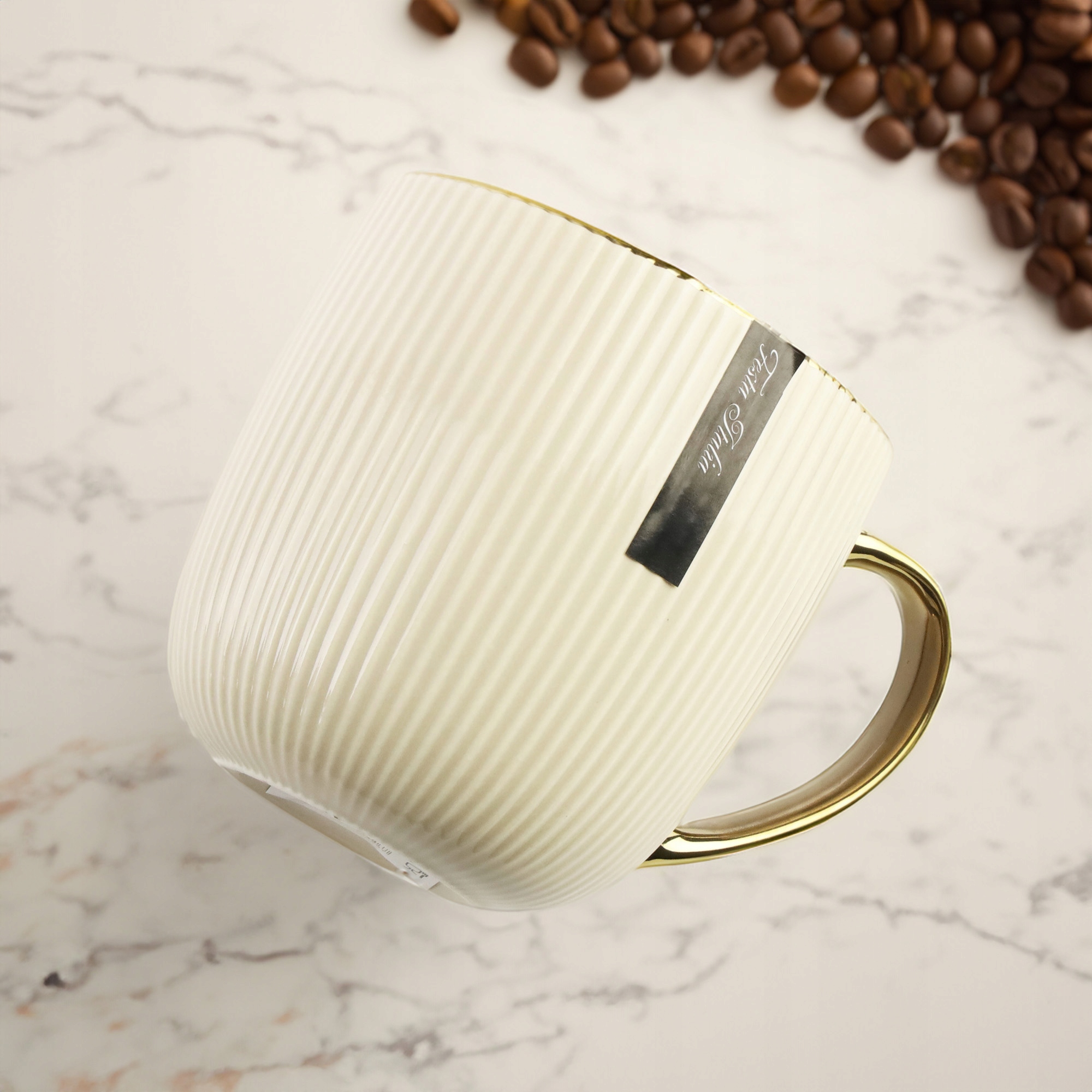 PORCELANOWY KUBEK NA KAWĘ HERBATĘ BEŻOWY ZDOBIONY ZE ZŁOTYM UCHEM 400ML