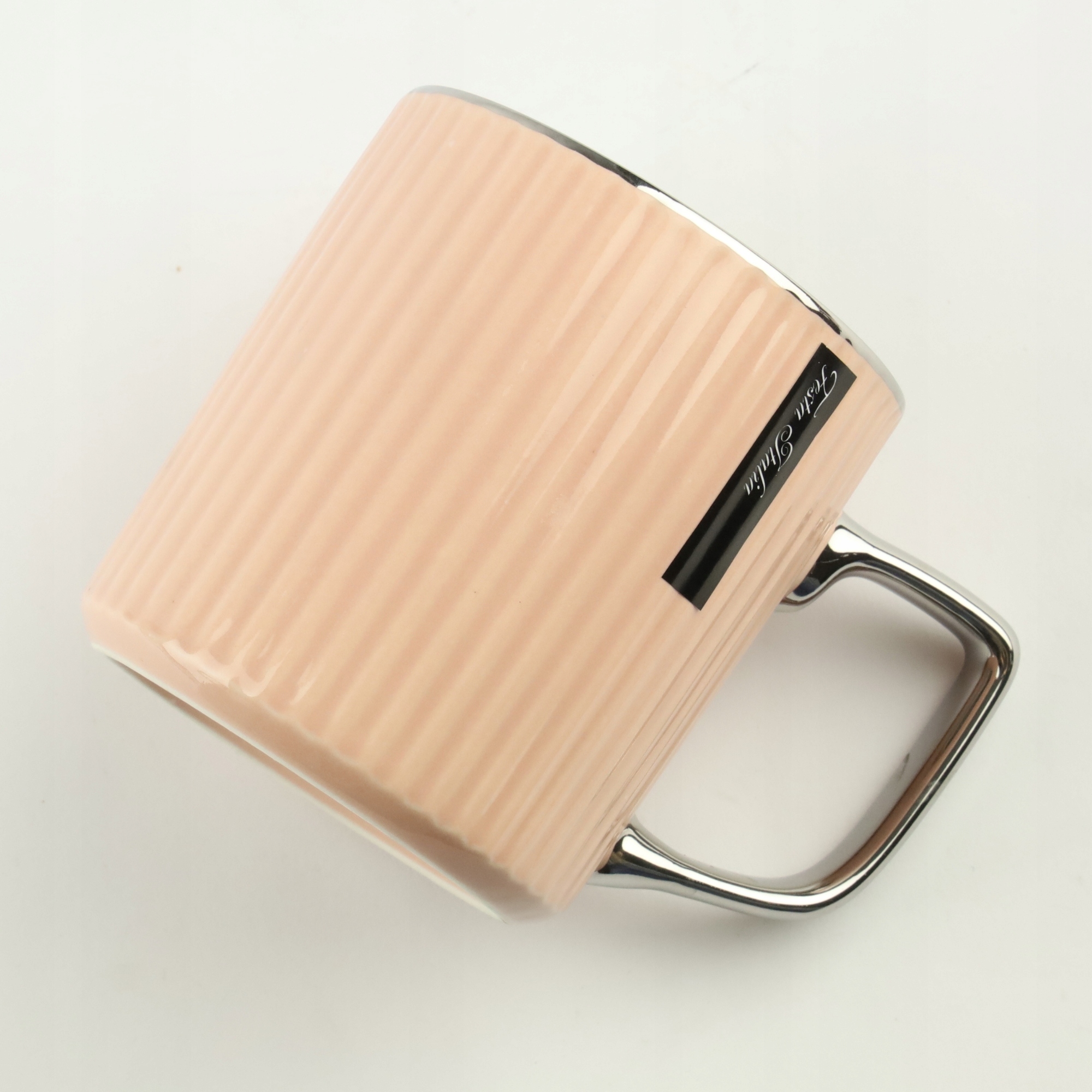 PORCELANOWY KUBEK NA KAWĘ HERBATĘ RÓŻOWY ZDOBIONY ZE SREBRNYM UCHEM 370ML