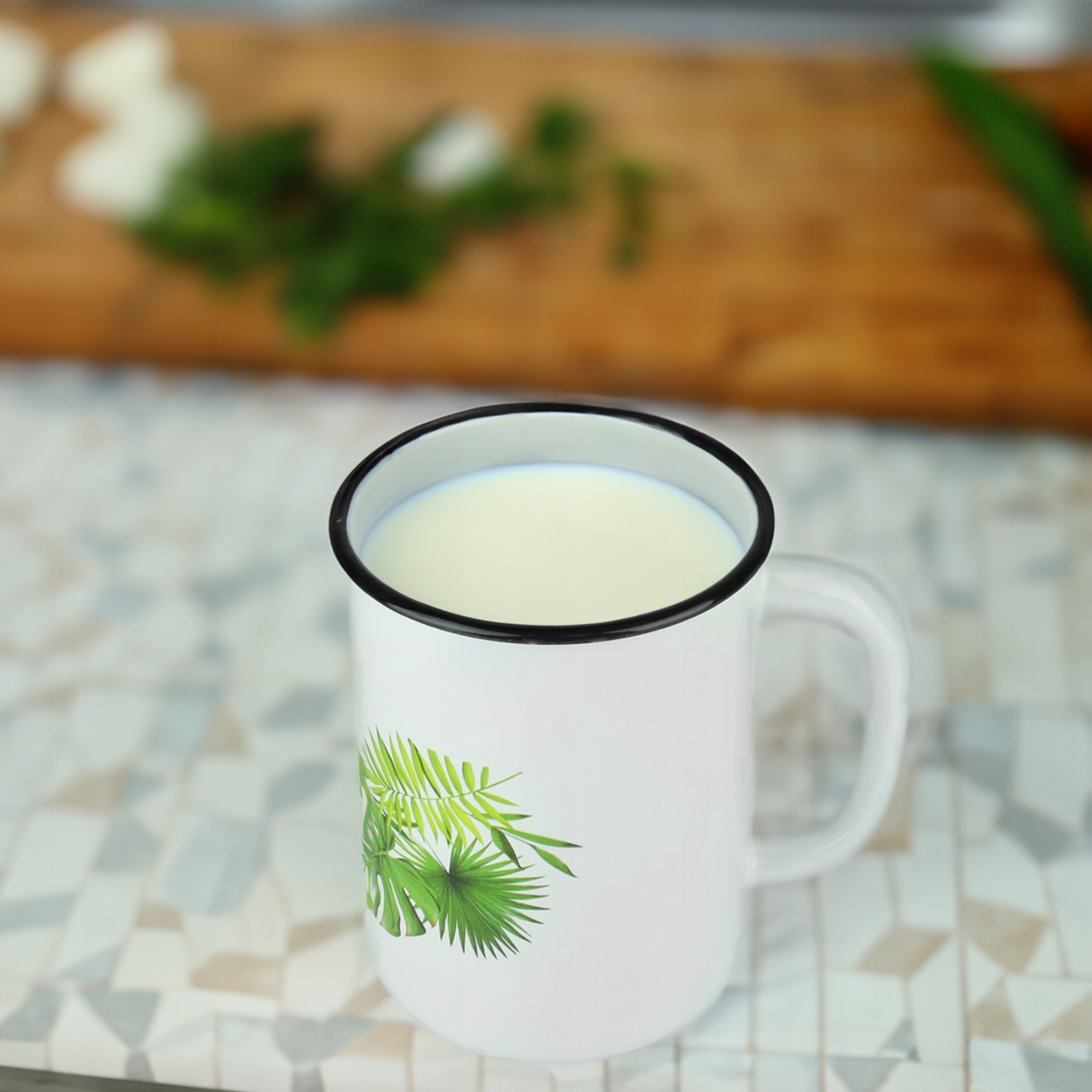 KUBEK GŁADKI EMALIOWANY 1,5L WZÓR MONSTERA IDEALNY DO NAPOJÓW KOMPOTU MLEKA